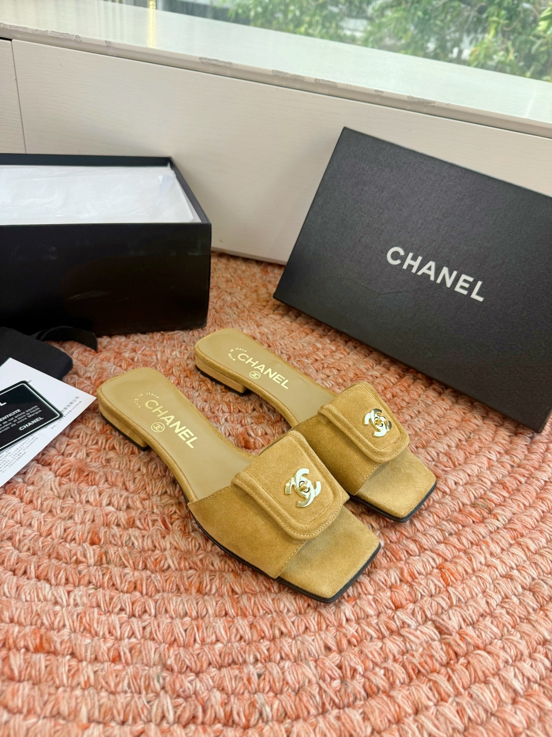 🌾G042😀CHANE*｜小香2026走秀款双C锁扣拖鞋凉鞋当巴黎大皇宫的秀场灯光聚焦于足尖这双走秀款大