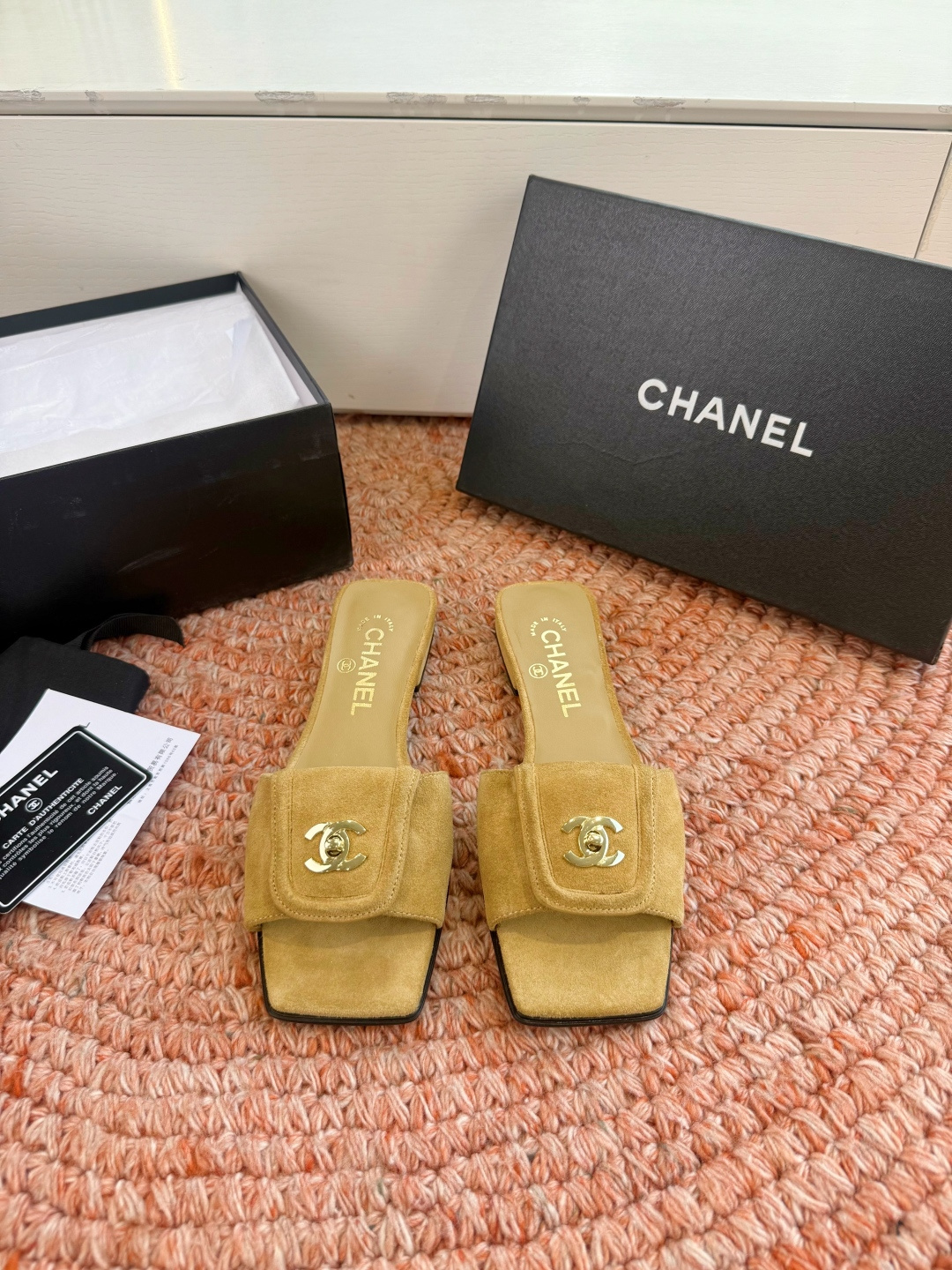 🌾G042😀CHANE*｜小香2026走秀款双C锁扣拖鞋凉鞋当巴黎大皇宫的秀场灯光聚焦于足尖这双走秀款大