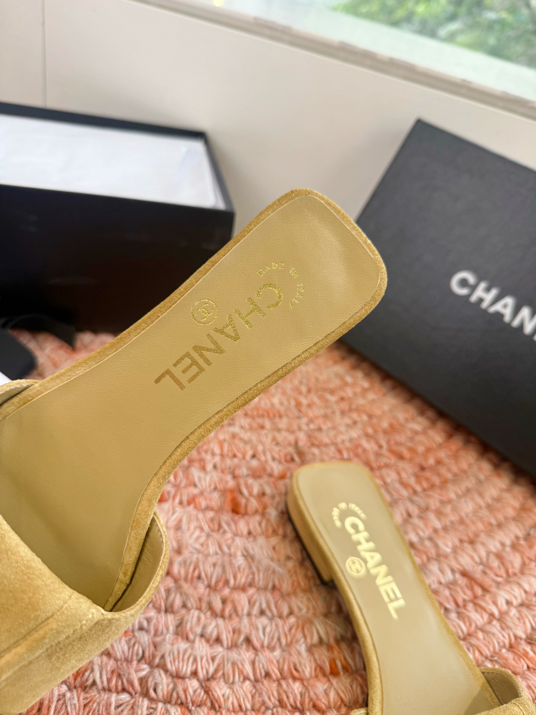 🌾G042😀CHANE*｜小香2026走秀款双C锁扣拖鞋凉鞋当巴黎大皇宫的秀场灯光聚焦于足尖这双走秀款大