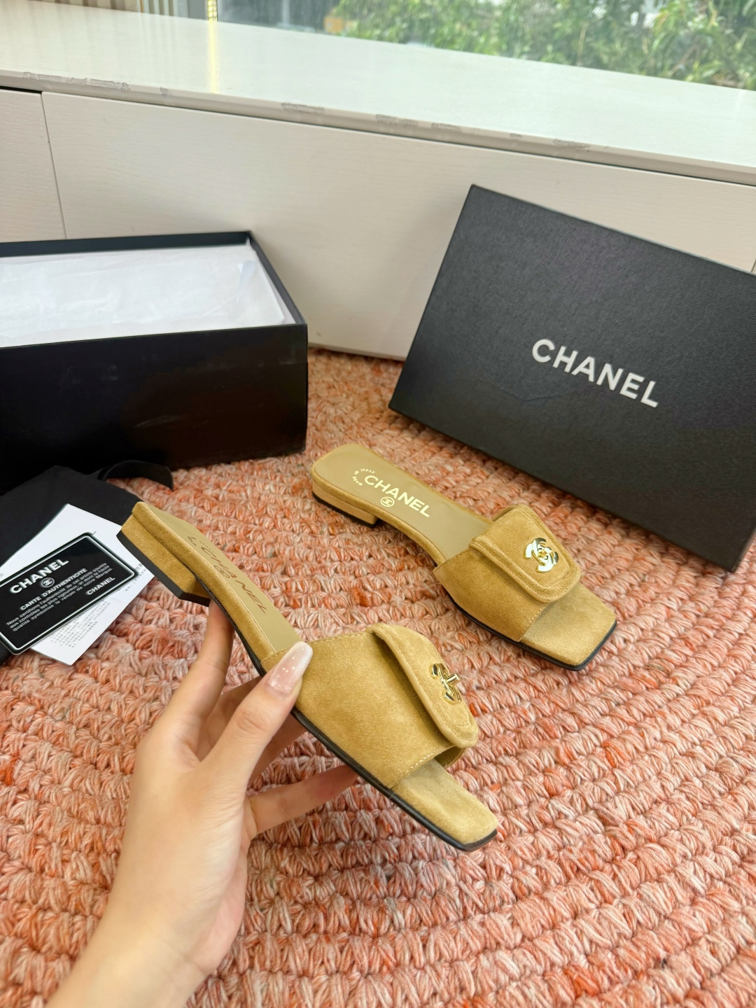 🌾G042😀CHANE*｜小香2026走秀款双C锁扣拖鞋凉鞋当巴黎大皇宫的秀场灯光聚焦于足尖这双走秀款大