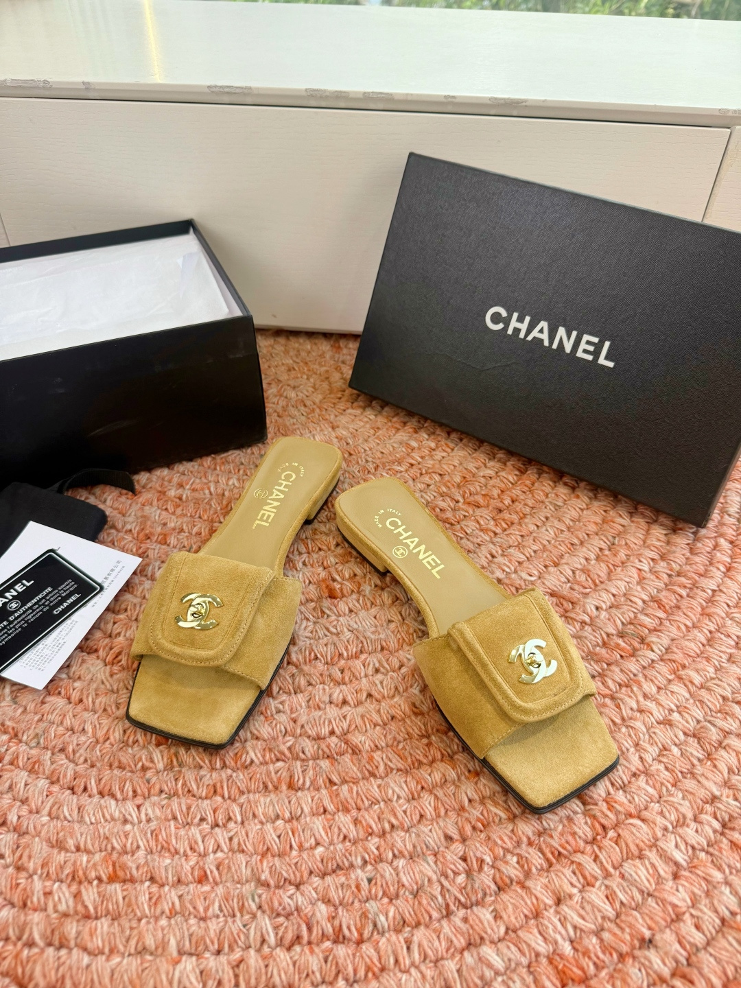 🌾G042😀CHANE*｜小香2026走秀款双C锁扣拖鞋凉鞋当巴黎大皇宫的秀场灯光聚焦于足尖这双走秀款大