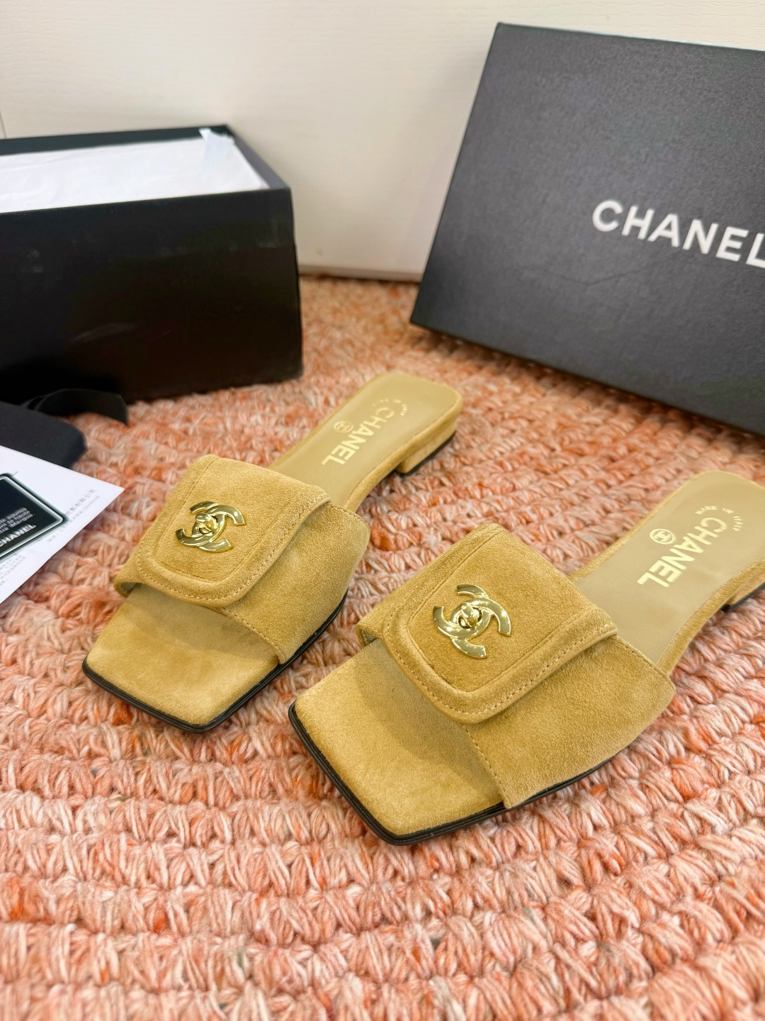 🌾G042😀CHANE*｜小香2026走秀款双C锁扣拖鞋凉鞋当巴黎大皇宫的秀场灯光聚焦于足尖这双走秀款大