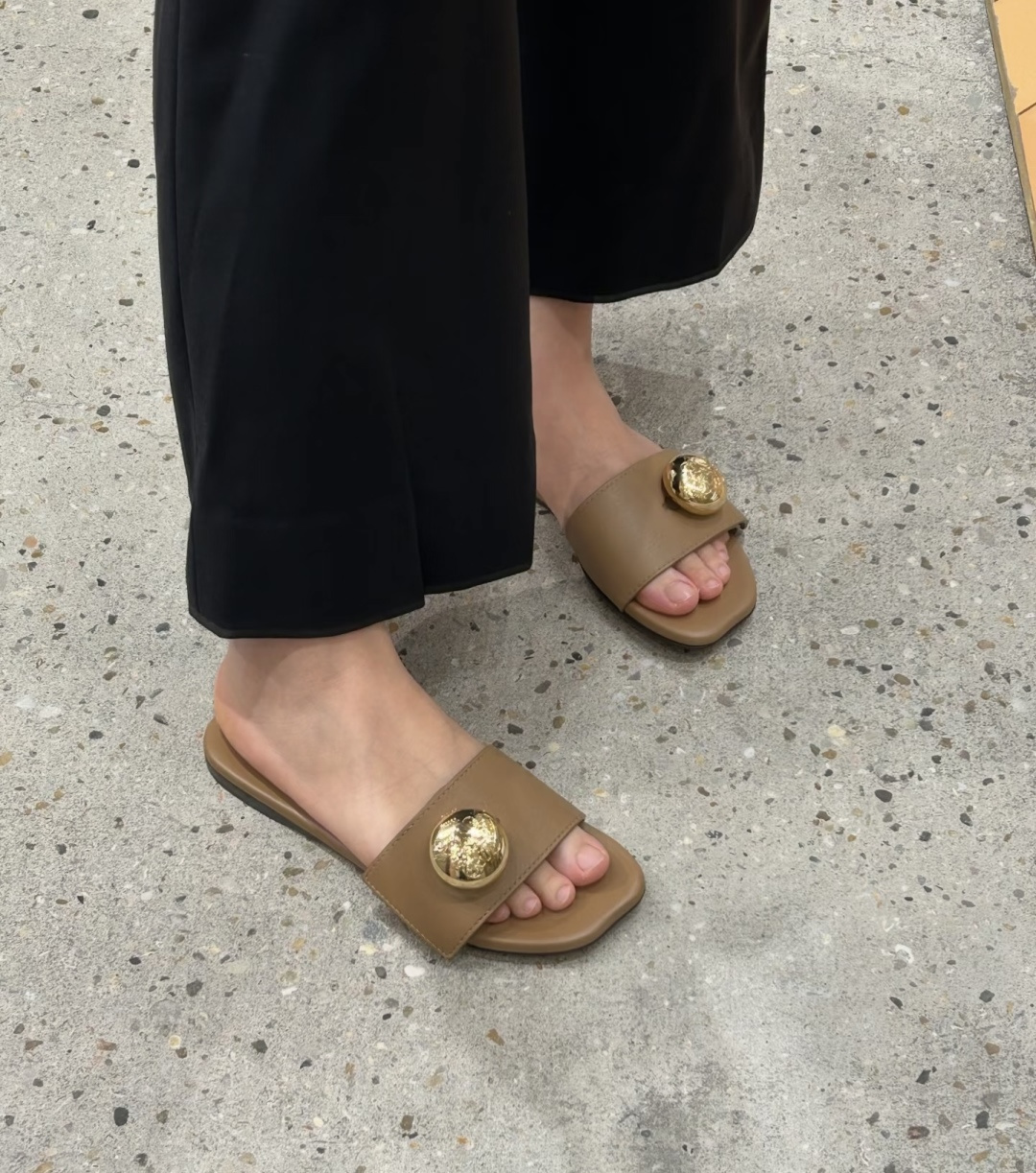 🌾G042顶级品质LOEWE 罗意威 法式复古感的拖鞋来啦！✔️饰以Anagram Pebble标志性元