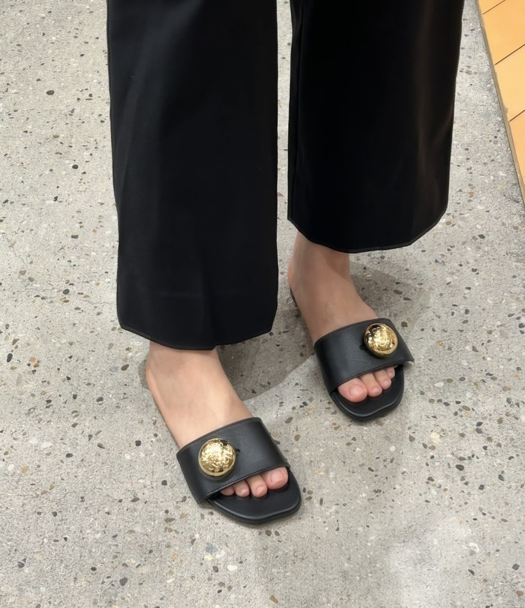 🌾G042顶级品质LOEWE 罗意威 法式复古感的拖鞋来啦！✔️饰以Anagram Pebble标志性元