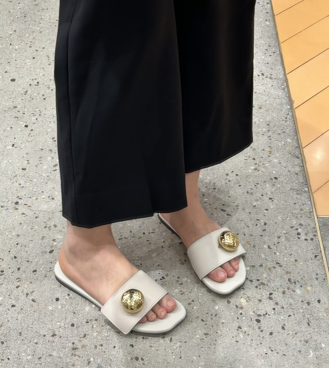 🌾G042顶级品质LOEWE 罗意威 法式复古感的拖鞋来啦！✔️饰以Anagram Pebble标志性元