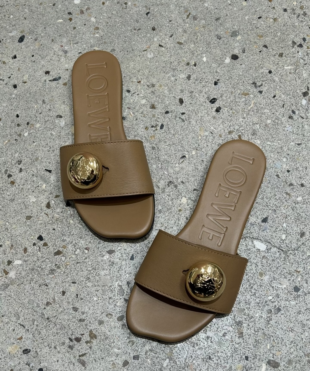 🌾G042顶级品质LOEWE 罗意威 法式复古感的拖鞋来啦！✔️饰以Anagram Pebble标志性元