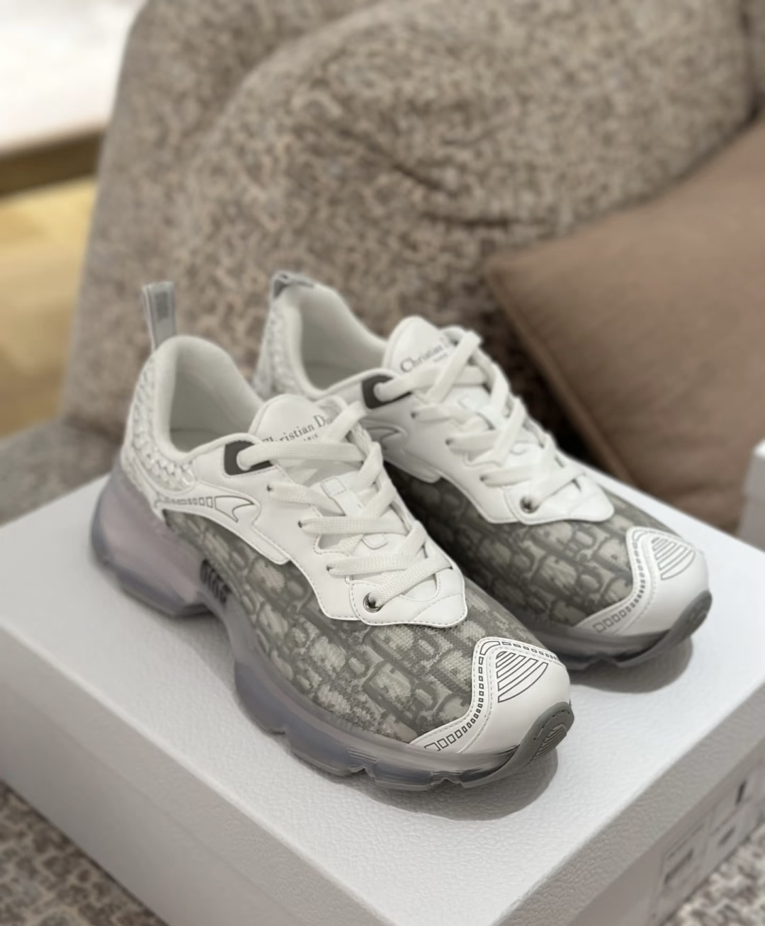 🌾G133C'est Dior 迪奥 2026新色全新休闲运动鞋以牛皮革和网眼织物制作，轻盈透气。侧边的
