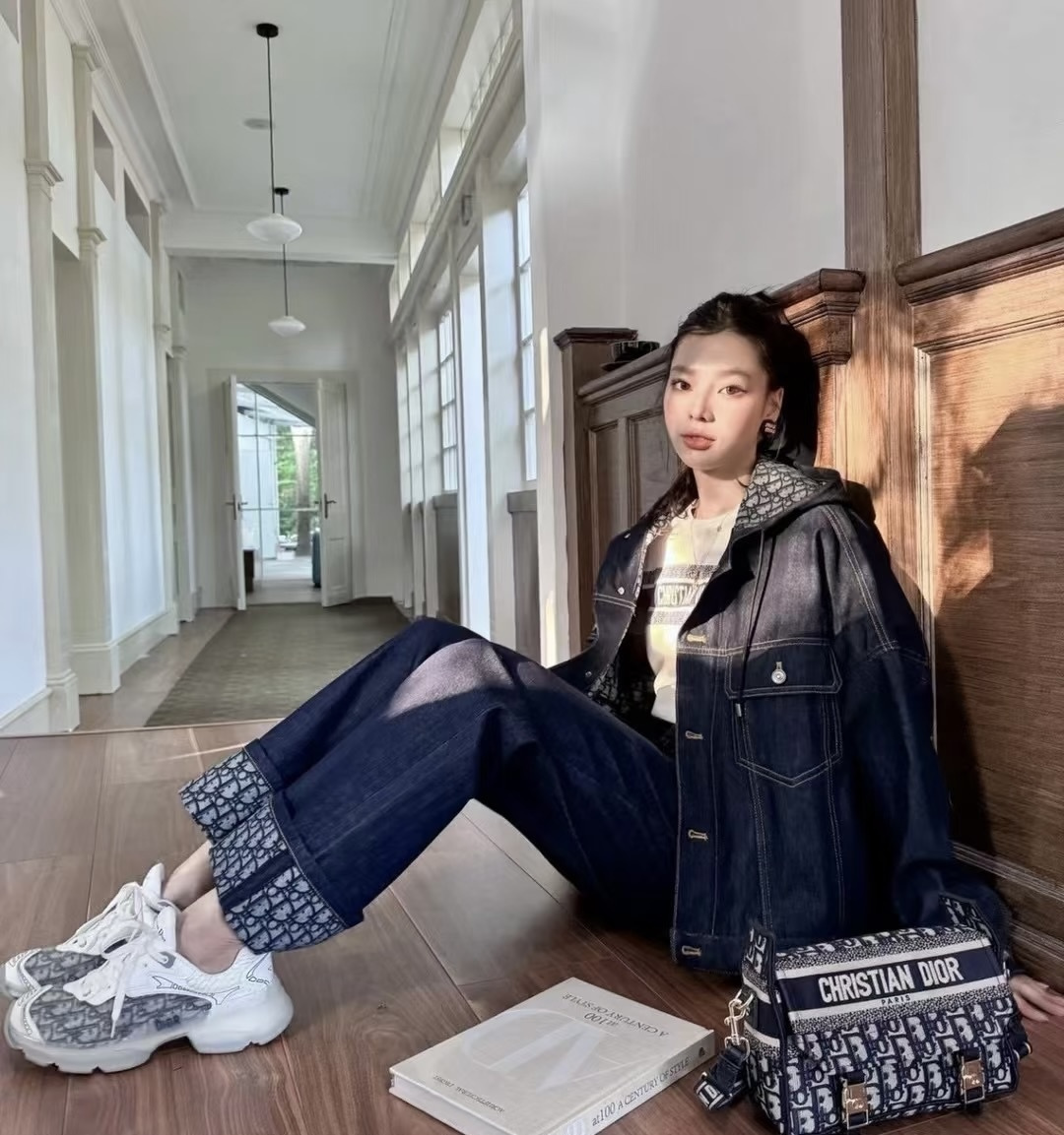 🌾G133C'est Dior 迪奥 2026新色全新休闲运动鞋以牛皮革和网眼织物制作，轻盈透气。侧边的