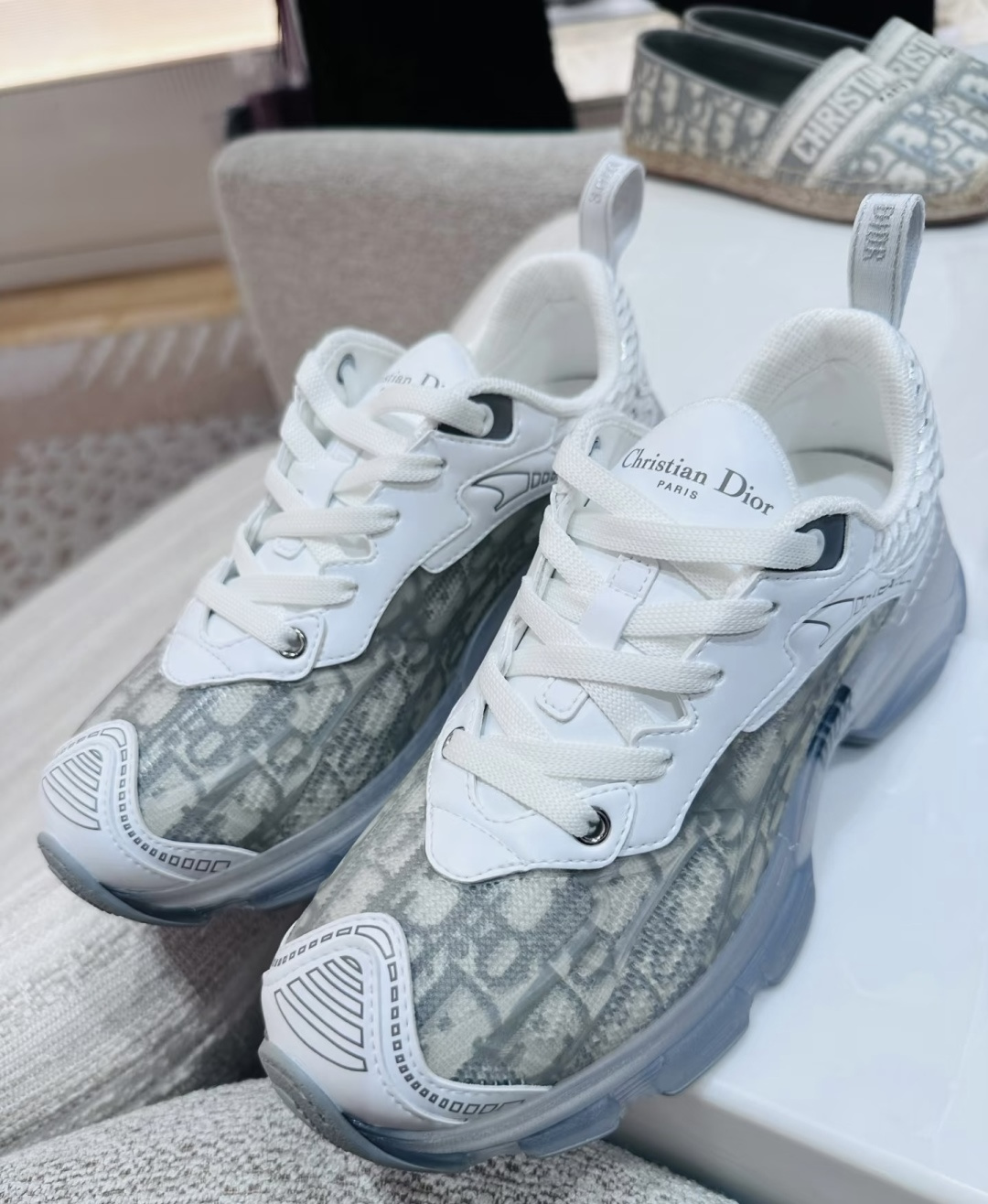 🌾G133C'est Dior 迪奥 2026新色全新休闲运动鞋以牛皮革和网眼织物制作，轻盈透气。侧边的