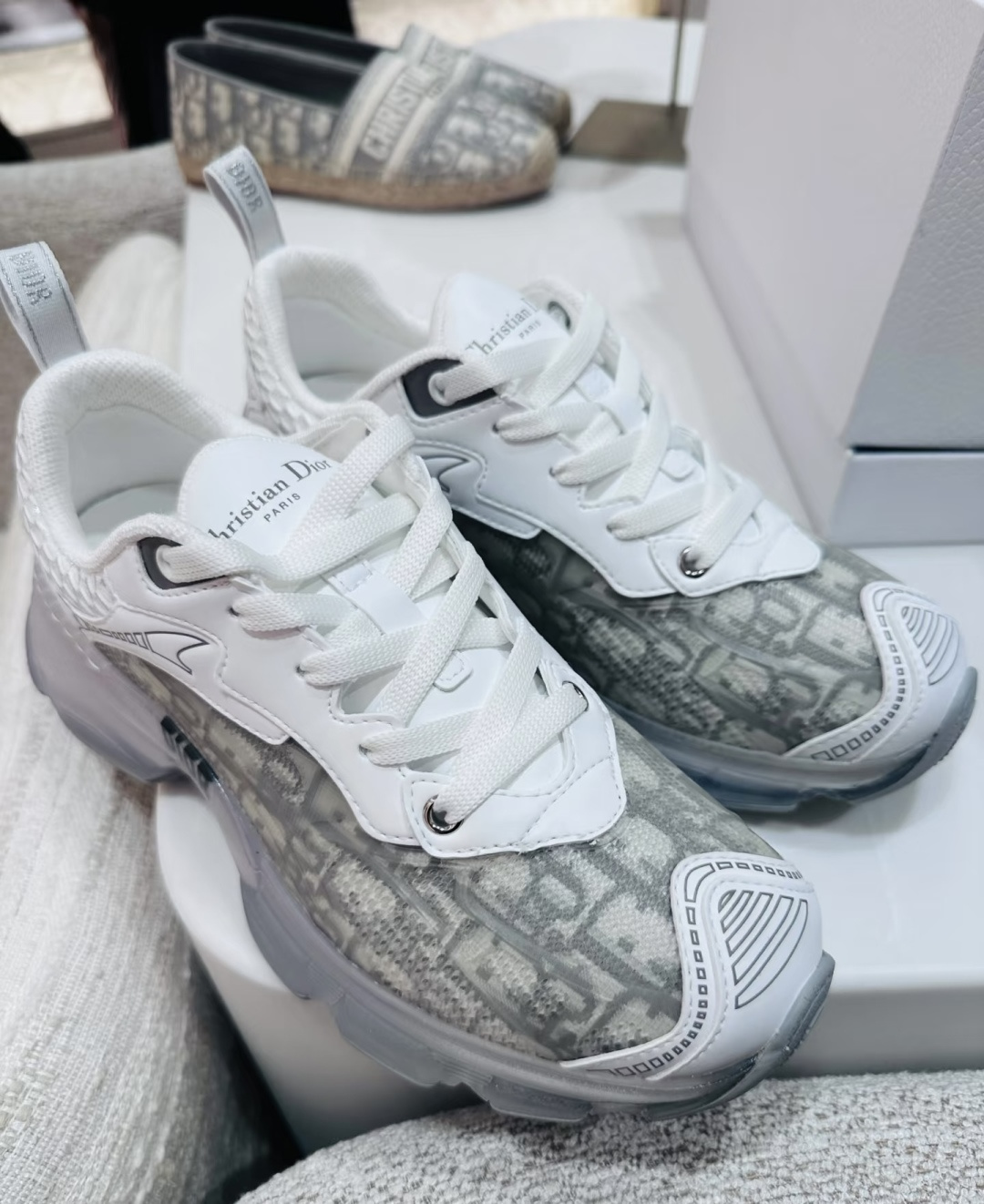 🌾G133C'est Dior 迪奥 2026新色全新休闲运动鞋以牛皮革和网眼织物制作，轻盈透气。侧边的