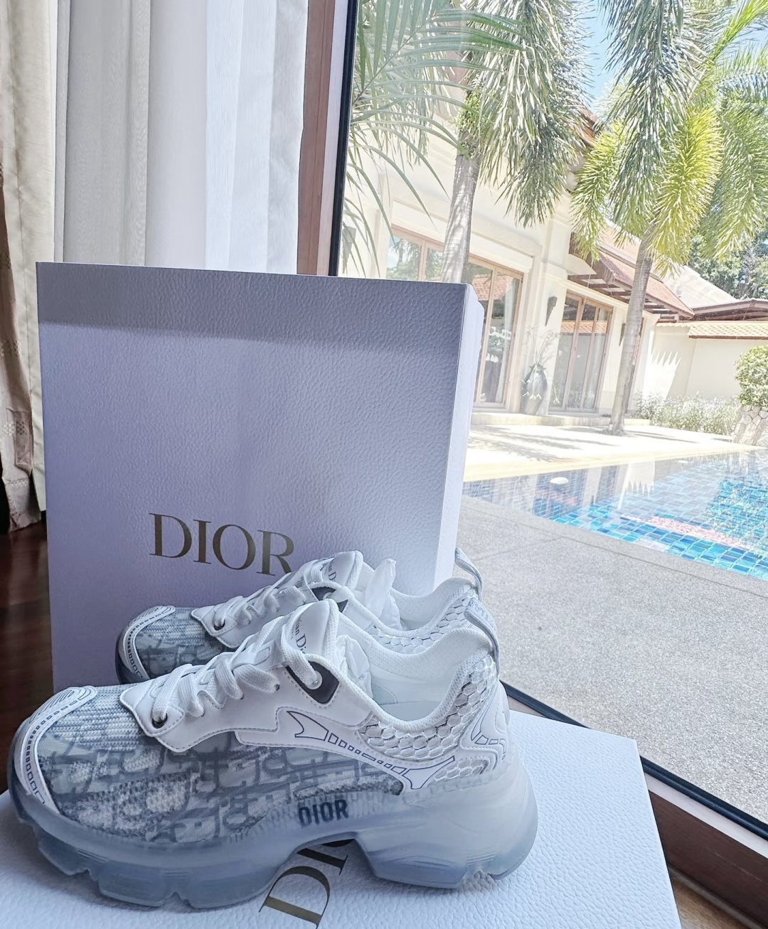 🌾G133C'est Dior 迪奥 2026新色全新休闲运动鞋以牛皮革和网眼织物制作，轻盈透气。侧边的