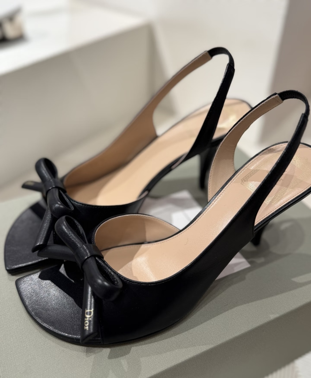 🌾G06顶级品质Dior/迪奥26WF早春新蝴蝶结猫跟凉鞋标志性金属D字扣缀于鞋头侧畔哑光鎏金质感低调夺