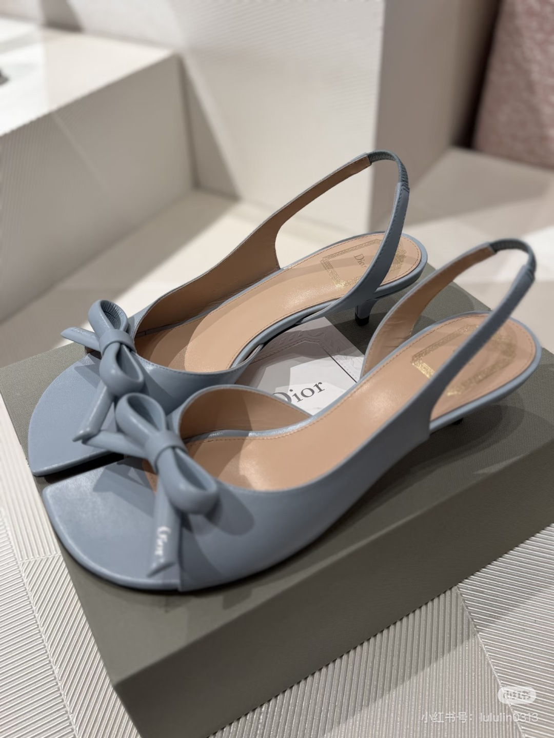 🌾G06顶级品质Dior/迪奥26WF早春新蝴蝶结猫跟凉鞋标志性金属D字扣缀于鞋头侧畔哑光鎏金质感低调夺