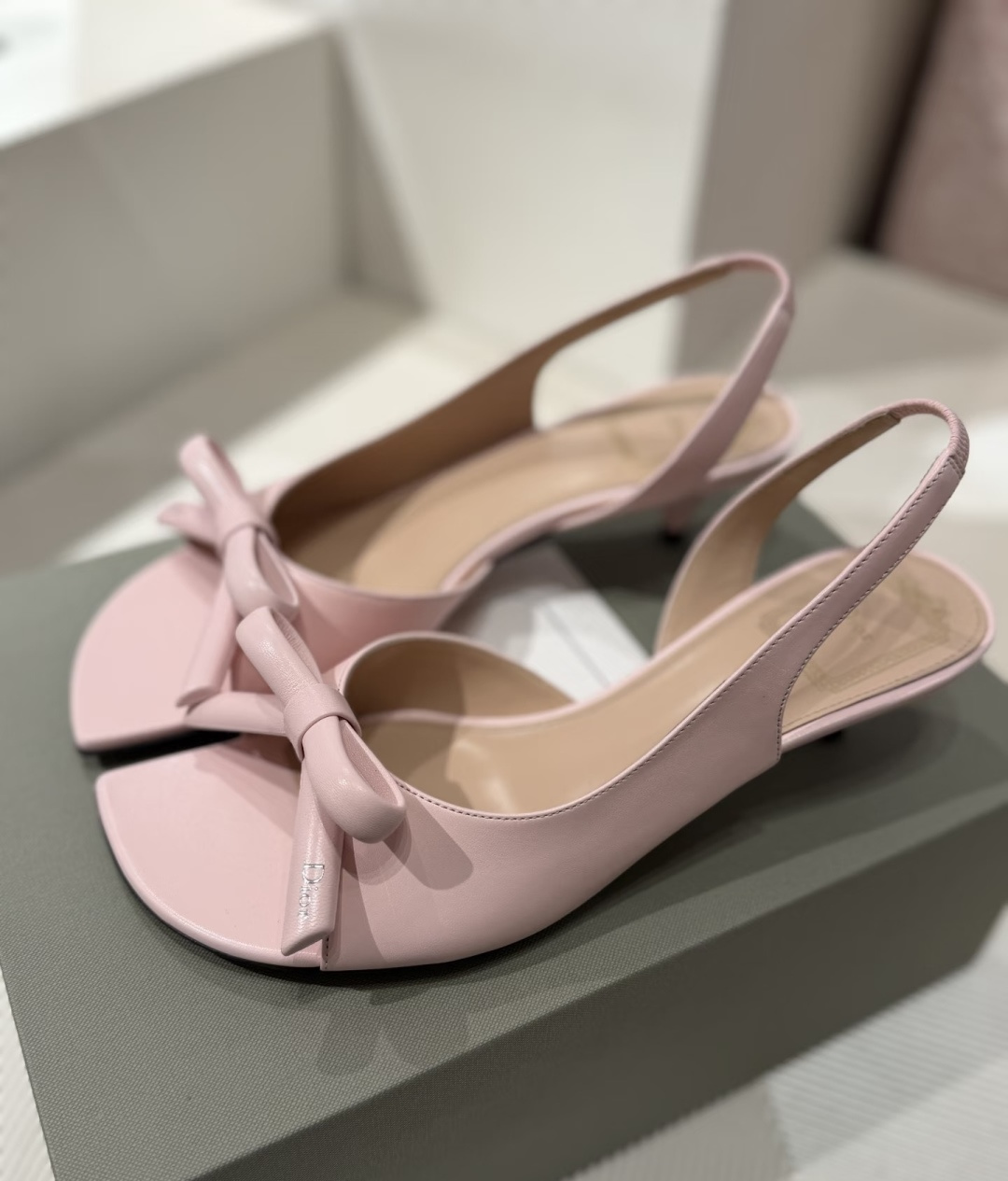 🌾G06顶级品质Dior/迪奥26WF早春新蝴蝶结猫跟凉鞋标志性金属D字扣缀于鞋头侧畔哑光鎏金质感低调夺