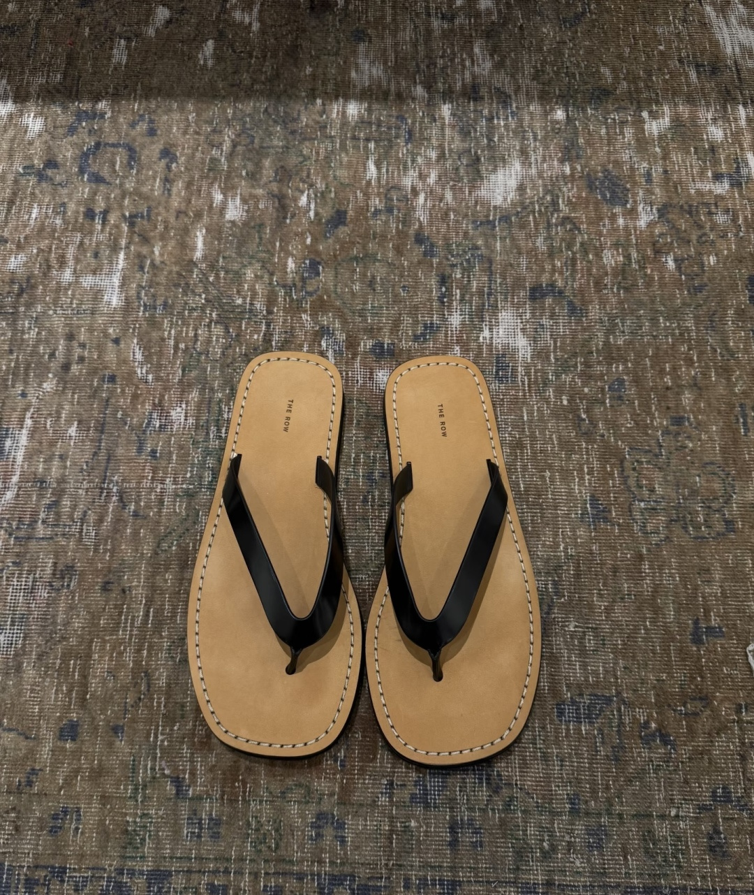 🌾所见即所得G028代购级别the ro*夹脚沙滩拖鞋一定要收了它 有一丢高级又简约的感觉其实除了好看以