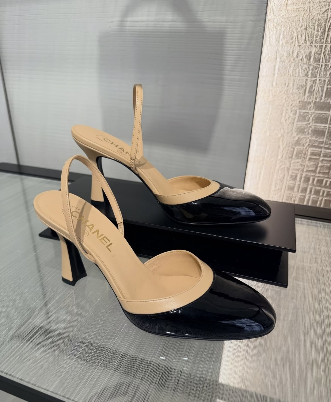 🌾G238😀CHANE*｜小香2026走秀款包头凉鞋凉鞋大方头高跟鞋当巴黎大皇宫的秀场灯光聚焦于足尖这双