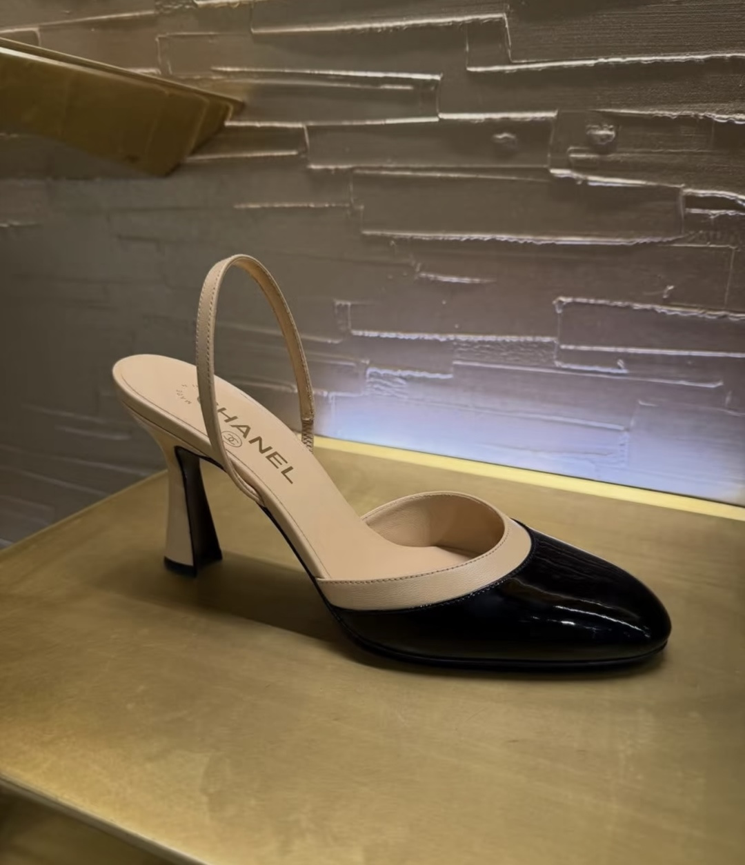 🌾G238😀CHANE*｜小香2026走秀款包头凉鞋凉鞋大方头高跟鞋当巴黎大皇宫的秀场灯光聚焦于足尖这双