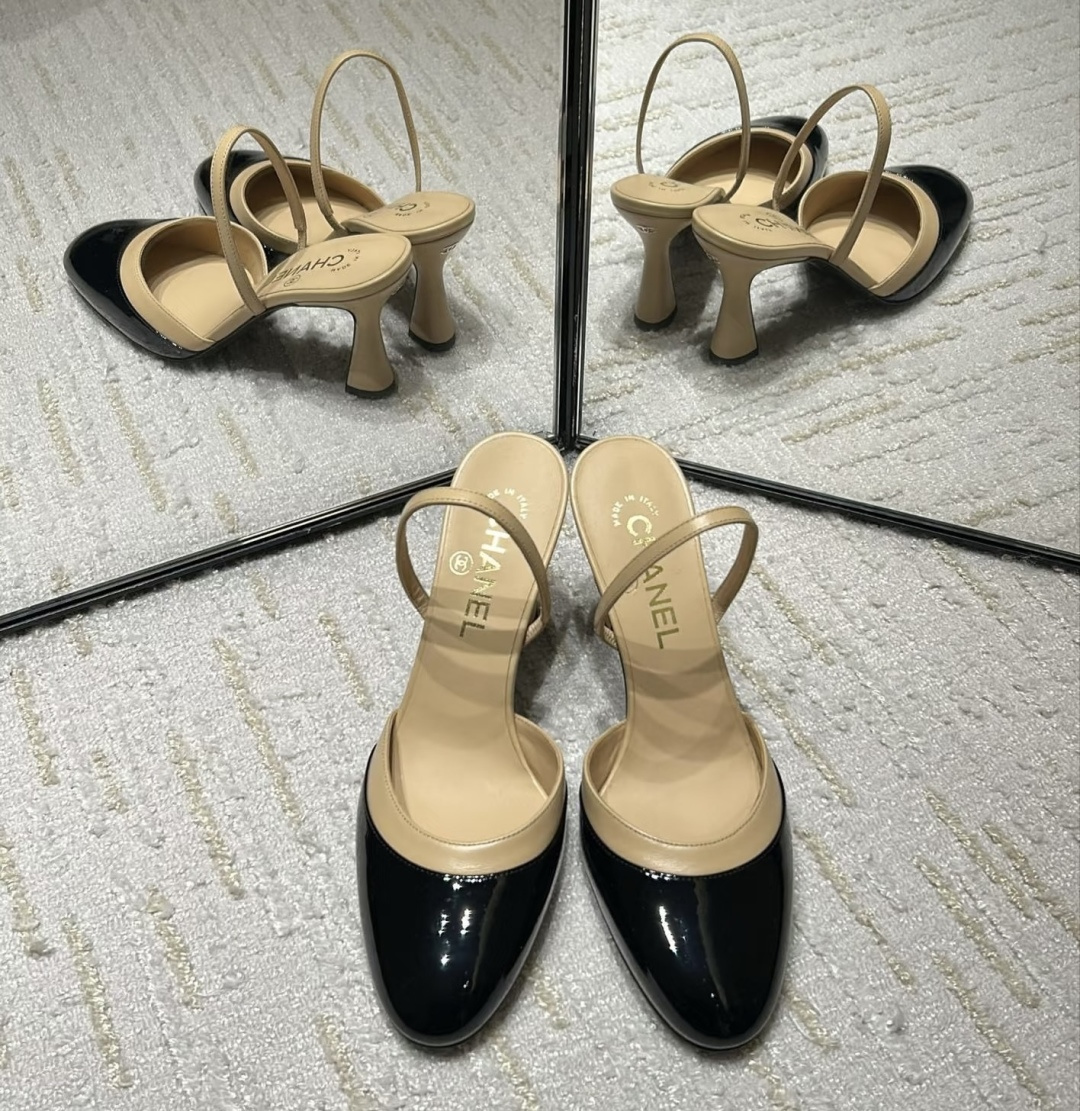 🌾G238😀CHANE*｜小香2026走秀款包头凉鞋凉鞋大方头高跟鞋当巴黎大皇宫的秀场灯光聚焦于足尖这双