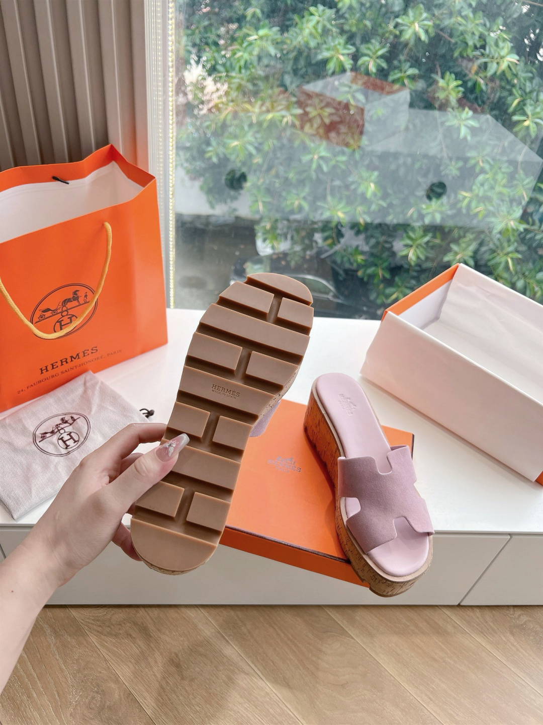 🌾G033高版2026春夏新款HERMES爱马仕专柜新款最近火到不行的坡跟二舅凉鞋拖鞋,搭配各种彩色袜子