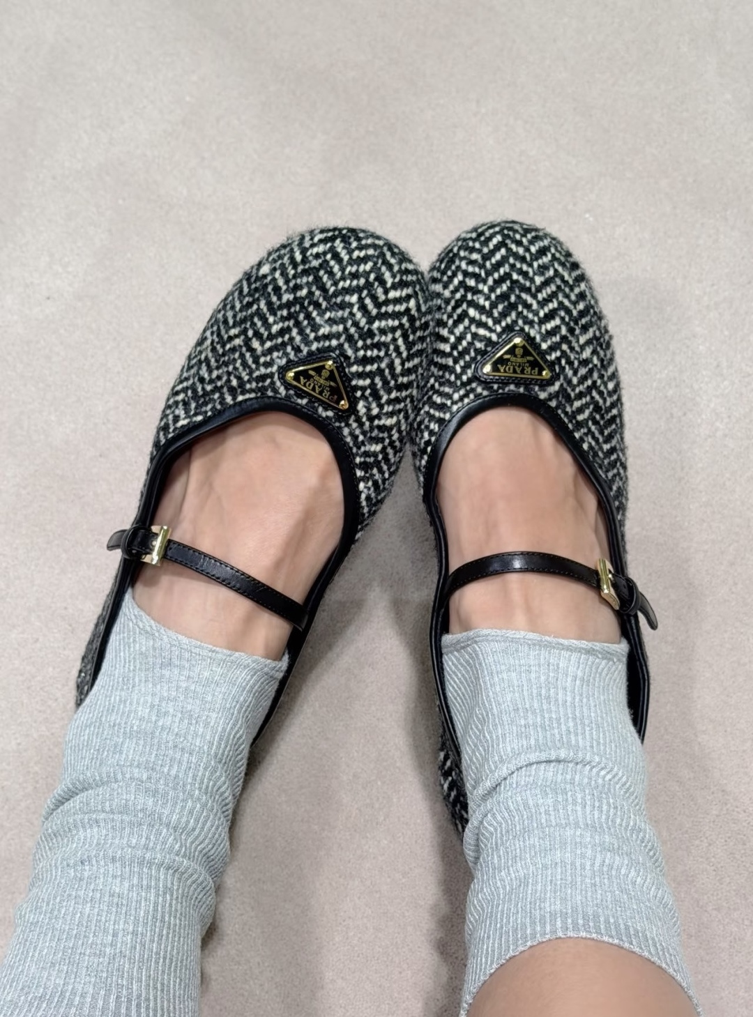G887统一飞机盒顶级品质所见即所得Prada/普拉达26WF早春新品复古三角标褶皱粗跟平底玛丽珍鞋单鞋 当米兰1913 G887统一飞机盒顶级品质所见即所得Prada/普拉达26WF早春新品复古三角标褶皱粗跟平底玛丽珍鞋单鞋 当米兰1913