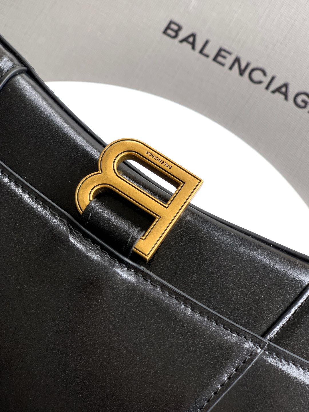 Givenchy 巴黎x家平纹黑色新 沙漏包来啦 半月弯弧线 独特的外形 美美哒无法言语形容