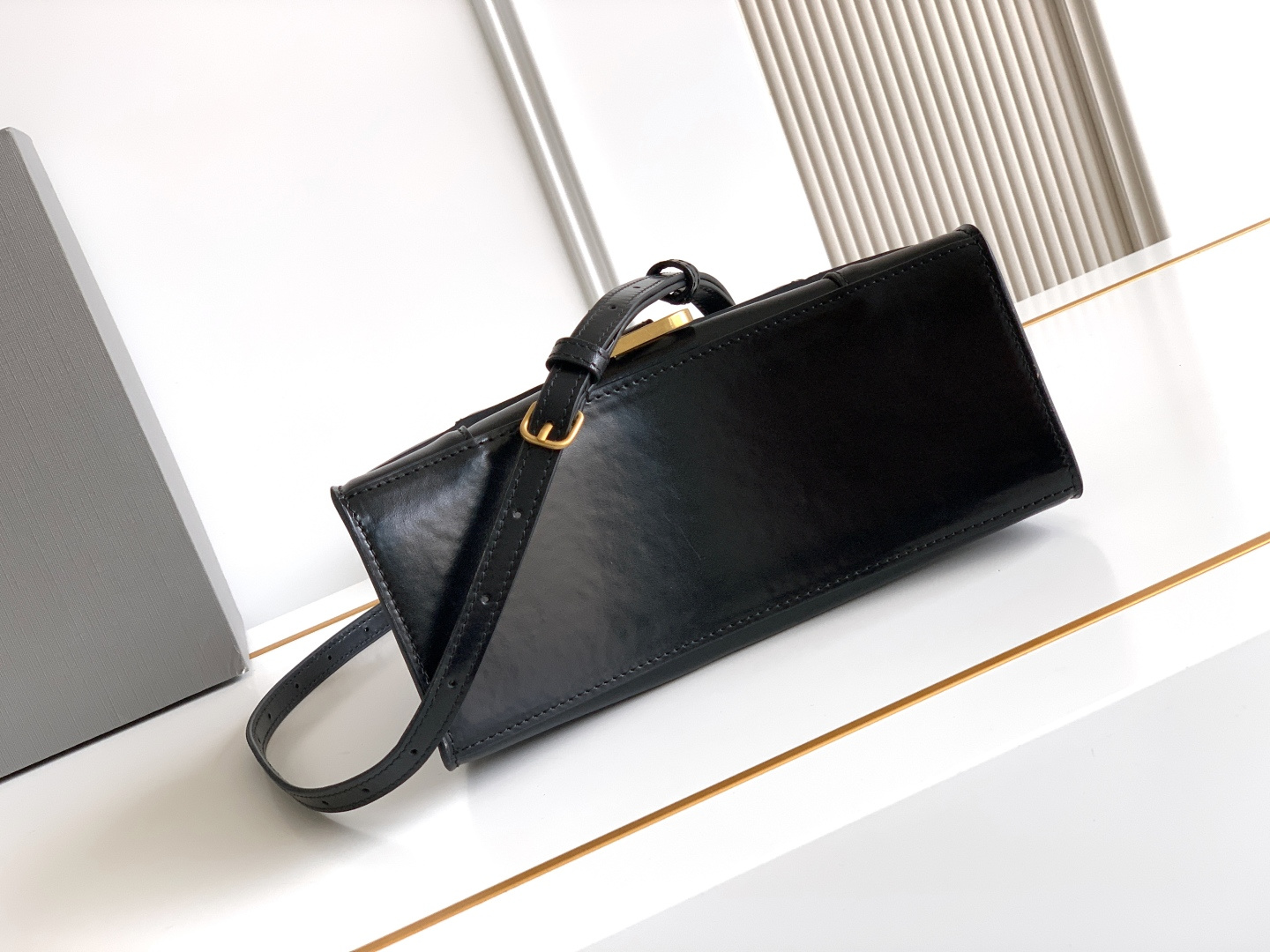Givenchy 巴黎x家平纹黑色新 沙漏包来啦 半月弯弧线 独特的外形 美美哒无法言语形容