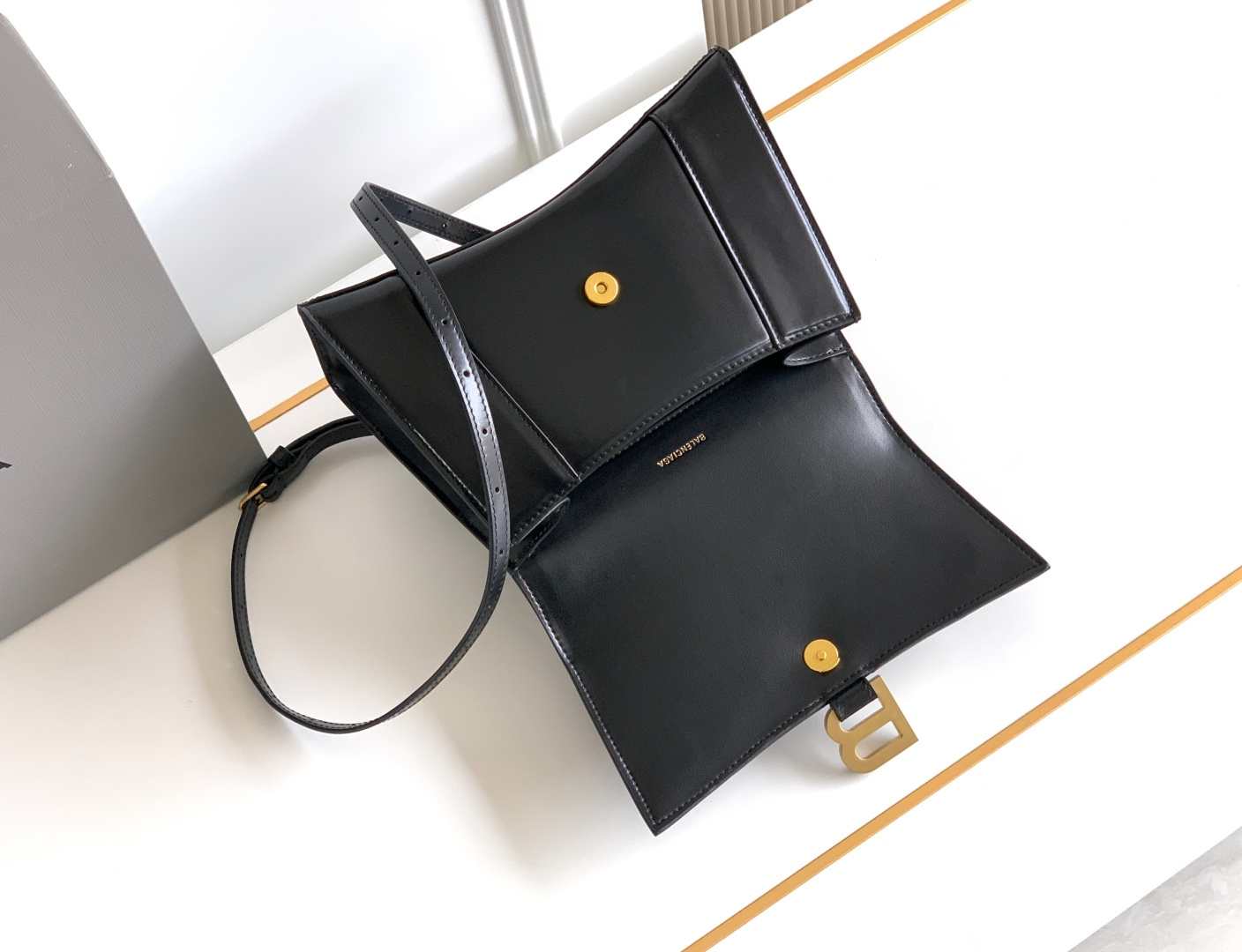 Givenchy 巴黎x家平纹黑色新 沙漏包来啦 半月弯弧线 独特的外形 美美哒无法言语形容