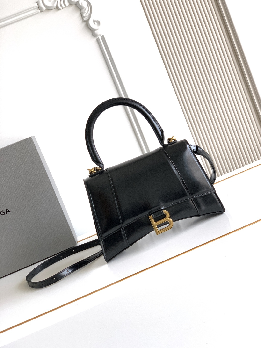 Givenchy 巴黎x家平纹黑色新 沙漏包来啦 半月弯弧线 独特的外形 美美哒无法言语形容