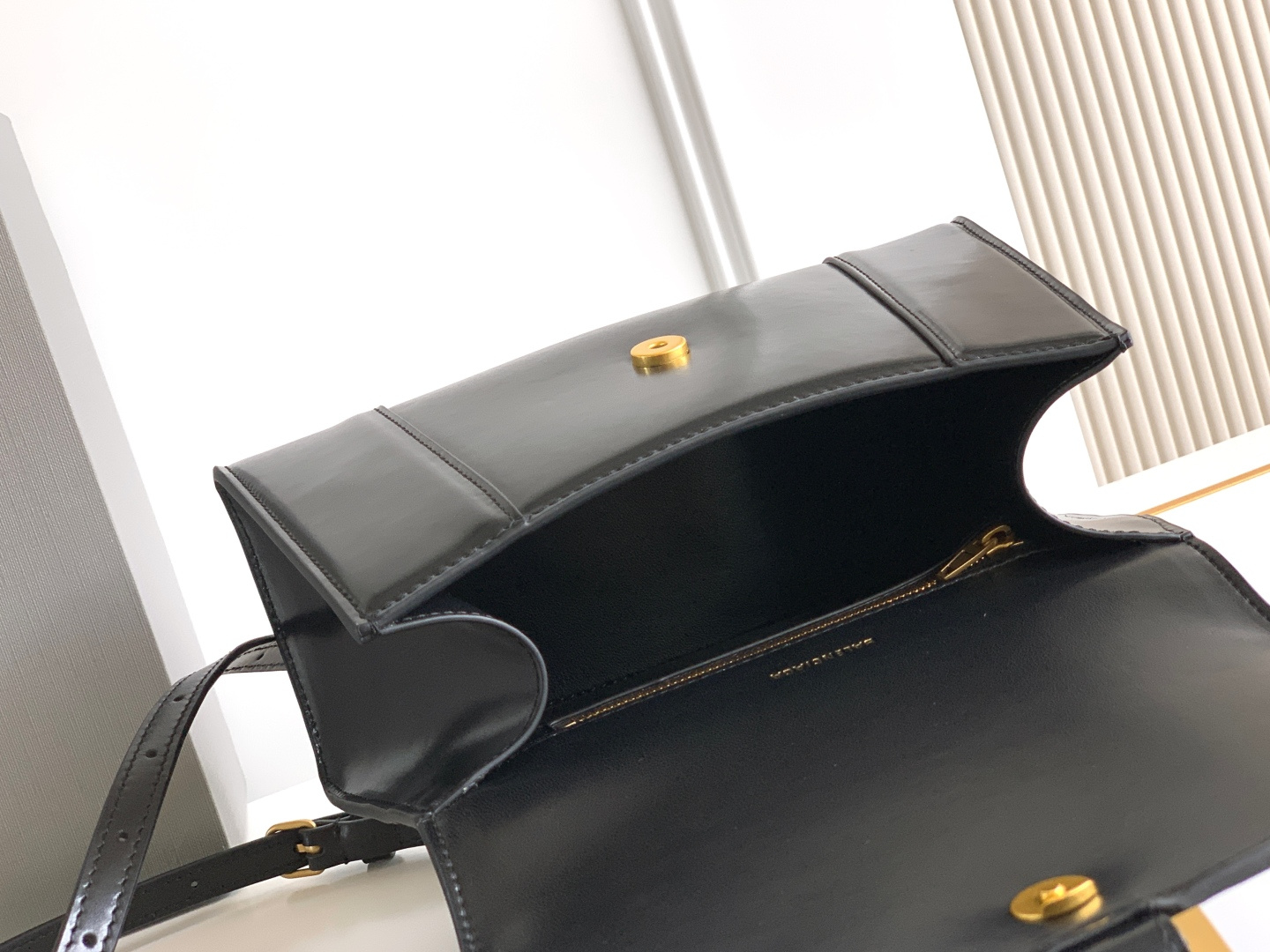 Givenchy 巴黎x家平纹黑色新 沙漏包来啦 半月弯弧线 独特的外形 美美哒无法言语形容