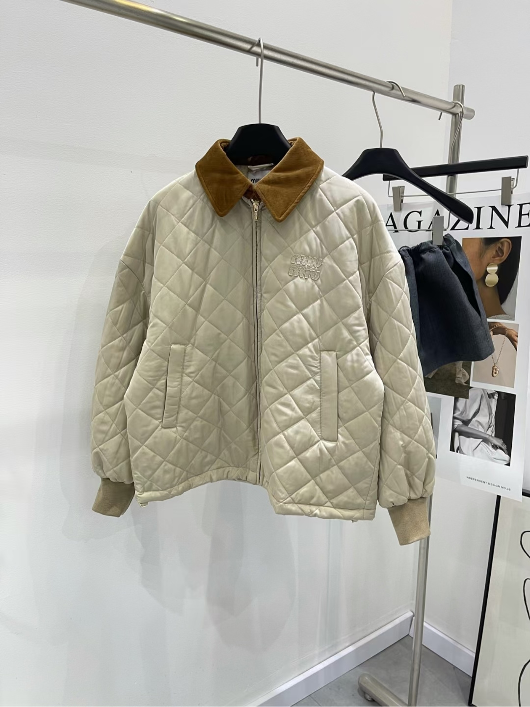 NO:576022,[M Mica Contrast Color Zipper Lapel Plaid Cotton Jacket], made of recycled nylon + filled with cotton, color beige ~ new quilted jacket cotton jacket, adopts classic diamond quilting design, simple and rich in texture, light beige color is elegant and soft, bringing out a warm autumn and winter atmosphere. The collar is spliced with contrasting colors, adding a touch of retro charm. The loose silhouette is comfortable and easy to layer. The slightly gathered design of the cuffs and hem highlights the exquisite details.  Can effectively lock in warmth and keep warm. Comes with a corduroy collar. Decorated with a brand logo patch on the chest. Same style for men and women. Autumn and winter items. Flat size. S shoulder width 62, bust 122, dress length 61, sleeve length 51. M shoulder width 63, chest 126, dress length 63, sleeve length 52. L shoulder width 64, chest 130, dress length 65, sleeve length 53. There will be an error of 2 to 3cm due to manual measurement, which is within the normal range. Jackets &  coats,jackets & coats,alexander wang19860909【M米咖撞色拉链翻领格子棉服】 ,面料再生尼龙+内充棉 颜色米杏色 ～新品绗格夹克外套棉服 采用经典的菱格绗缝设计 简洁而富有质感 浅米色调优雅柔和 衬托出温暖的秋冬氛围 衣领采用对比色拼接 增添一抹复古韵味 宽松的廓形剪裁既舒适又便于叠穿 袖口与下摆的微收设计凸显精致细节 能够有效锁温保暖 搭配灯芯绒衣领 胸口饰有品牌标识徽标贴布 男女同款 秋冬单品 平铺尺码 S肩宽62,胸围122,衣长61,袖长51 M肩宽63,胸围126,衣长63,袖长52 L肩宽64,胸围130,衣长65,袖长53 手工测量会有2～3cm误差属于正常范围,,jackets & coats,jackets & coats,alexander wang,Women's clothing