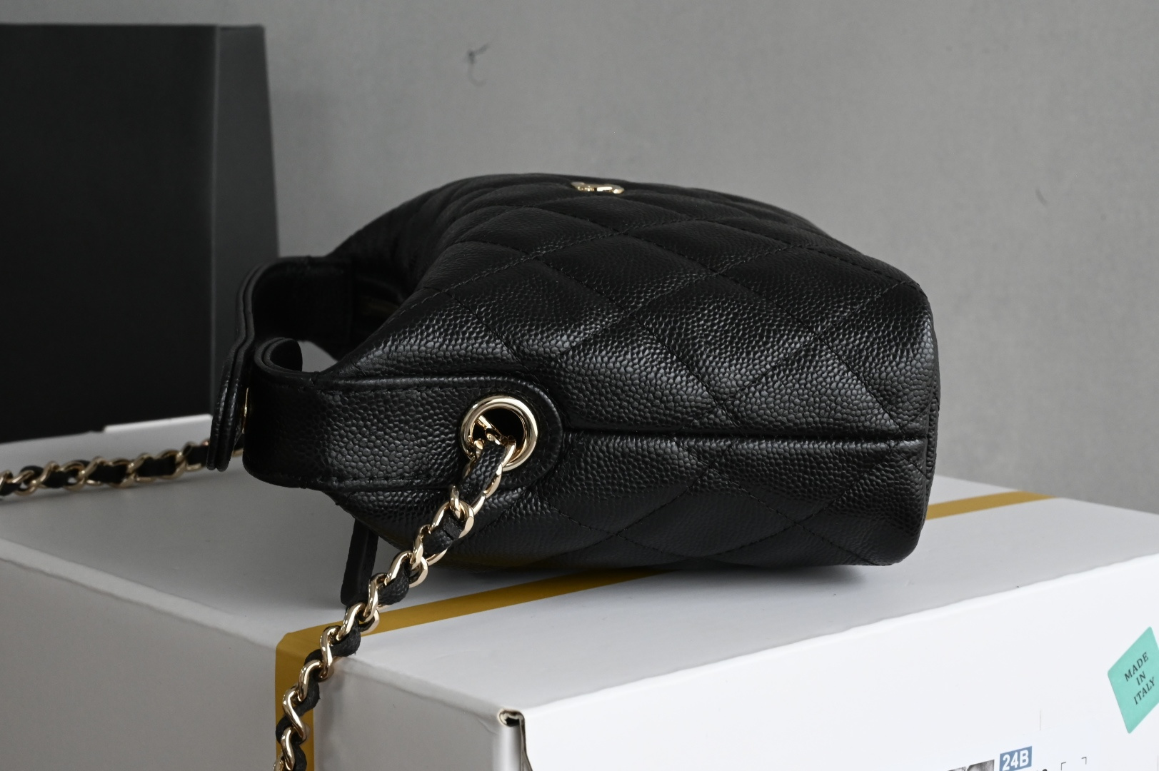 白金版▪️正品级 包装如图全新到货🆕𝗖𝗵𝗮𝗻𝗲𝟭 𝟮𝟱𝗖早春手提𝗁𝗈𝖻𝗈饭盒包 黑色专柜售价𝟤𝟨𝟧𝟢𝟢𝗋