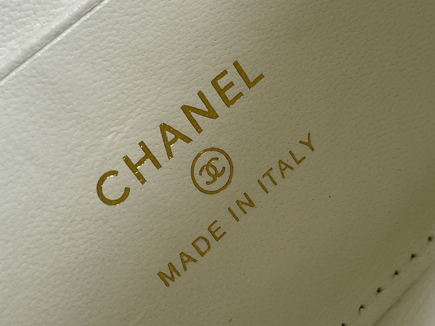 白金版▪️正品级 包装如图现货发售🌱皮穿链手柄𝐤𝐞𝐥𝐥𝐲手机包回归𝑪𝒉𝒂𝒏𝒆𝒍 𝟐𝟓𝐒｜白色♥𝐳𝐩级这颗