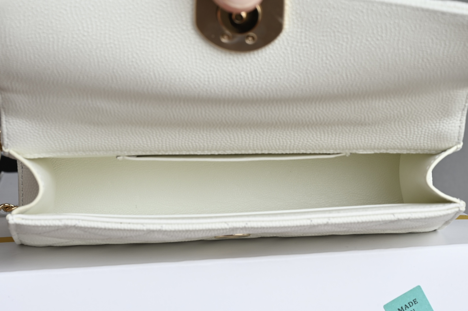 白金版▪️正品级 包装如图现货发售🌱皮穿链手柄𝐤𝐞𝐥𝐥𝐲手机包回归𝑪𝒉𝒂𝒏𝒆𝒍 𝟐𝟓𝐒｜白色♥𝐳𝐩级这颗