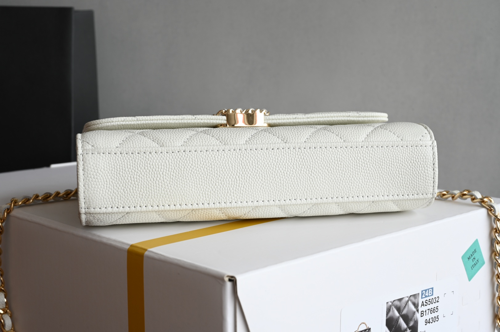 白金版▪️正品级 包装如图现货发售🌱皮穿链手柄𝐤𝐞𝐥𝐥𝐲手机包回归𝑪𝒉𝒂𝒏𝒆𝒍 𝟐𝟓𝐒｜白色♥𝐳𝐩级这颗