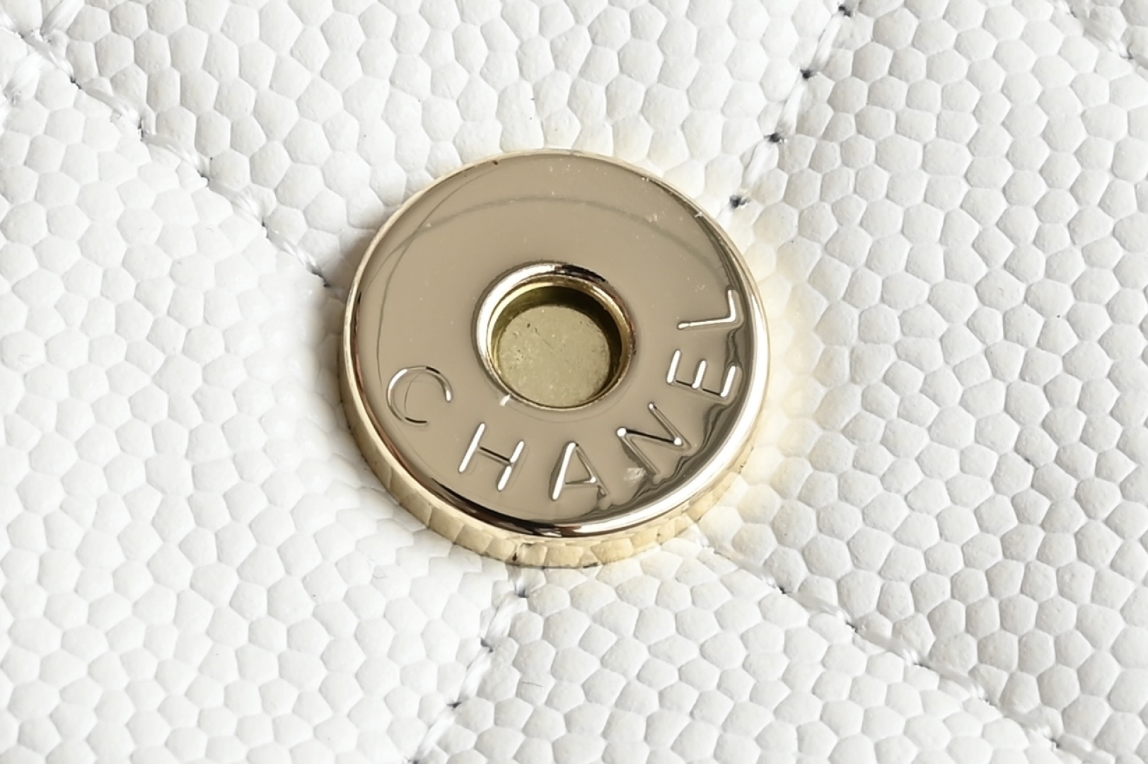 白金版▪️正品级 包装如图现货发售🌱皮穿链手柄𝐤𝐞𝐥𝐥𝐲手机包回归𝑪𝒉𝒂𝒏𝒆𝒍 𝟐𝟓𝐒｜白色♥𝐳𝐩级这颗