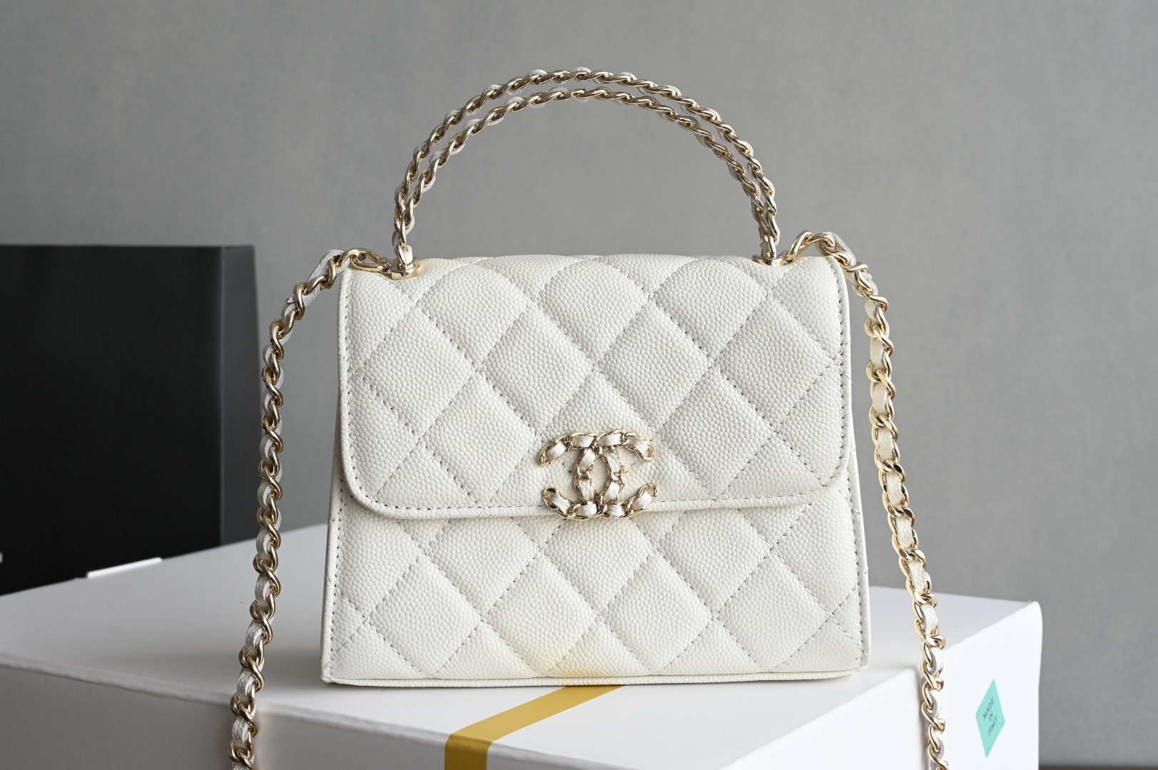 白金版▪️正品级 包装如图现货发售🌱皮穿链手柄𝐤𝐞𝐥𝐥𝐲手机包回归𝑪𝒉𝒂𝒏𝒆𝒍 𝟐𝟓𝐬｜白色♥𝐳𝐩级 中