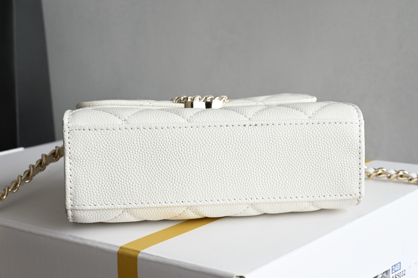 白金版▪️正品级 包装如图现货发售🌱皮穿链手柄𝐤𝐞𝐥𝐥𝐲手机包回归𝑪𝒉𝒂𝒏𝒆𝒍 𝟐𝟓𝐬｜白色♥𝐳𝐩级 中