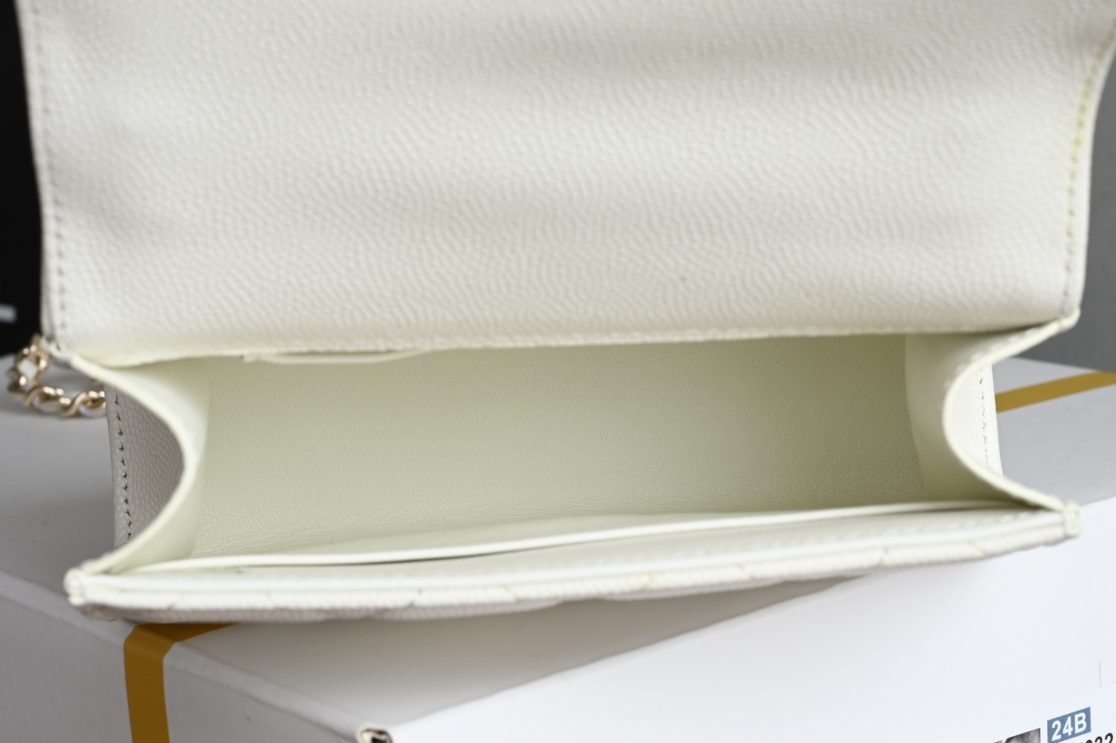 白金版▪️正品级 包装如图现货发售🌱皮穿链手柄𝐤𝐞𝐥𝐥𝐲手机包回归𝑪𝒉𝒂𝒏𝒆𝒍 𝟐𝟓𝐬｜白色♥𝐳𝐩级 中