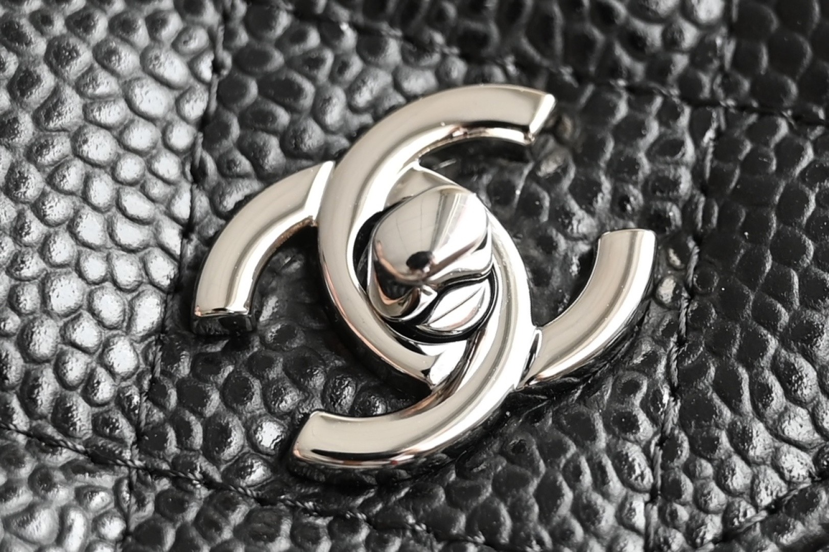 🌼白金版▪️正品级 包装如图全新到货𝟐𝟓𝐜全新𝐰𝐨𝐜链条包独家𝖧𝖺𝖺𝗌鱼子酱牛皮黑银专柜售价𝟤𝟪𝟧𝟢𝟢𝗋