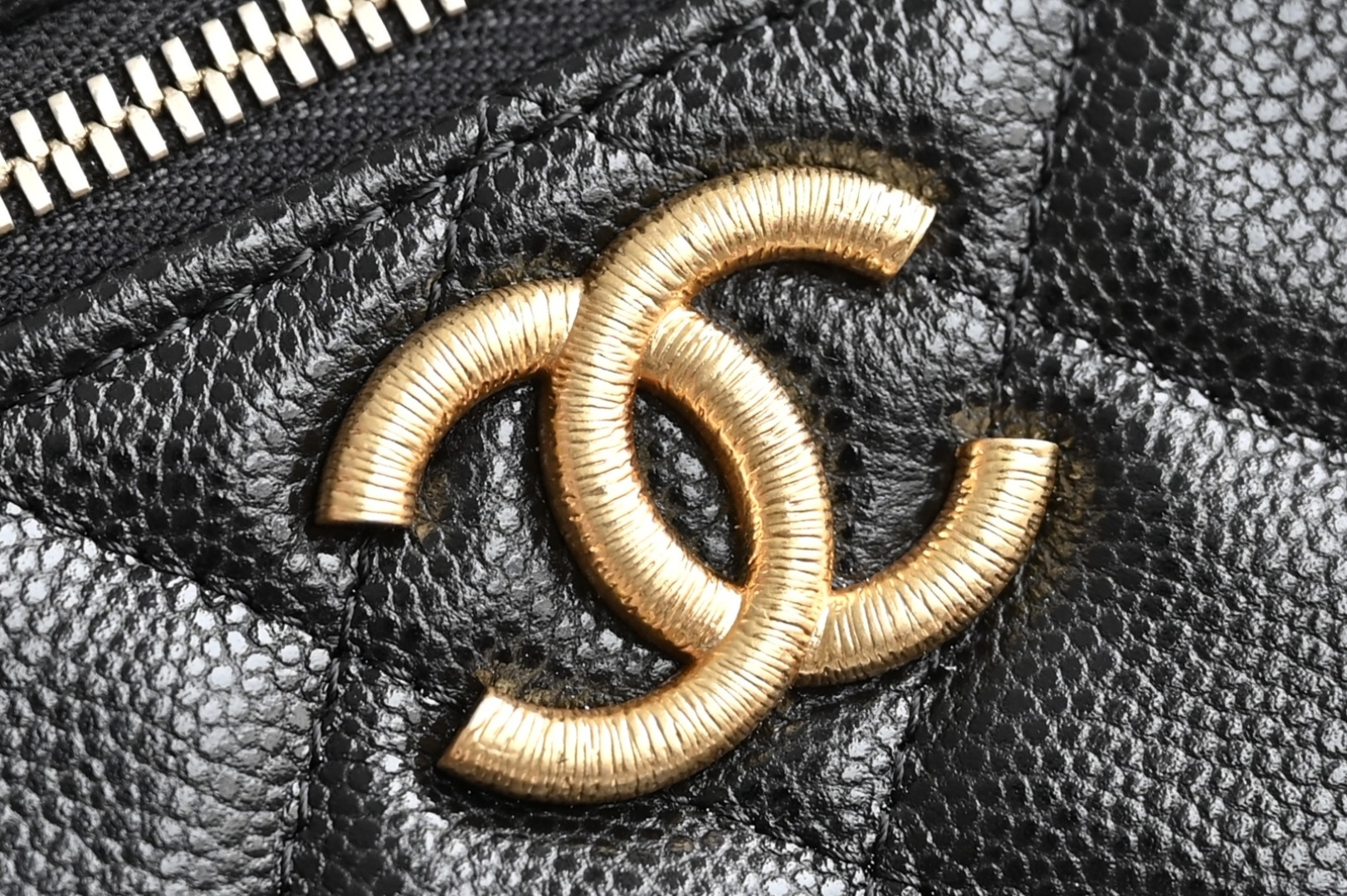 白金版▪️正品级 包装如图全新到货🆕𝗖𝗵𝗮𝗻𝗲𝟭 𝟮𝟱𝐏𝖫𝖯盒子拉丝大LOGO手拿包 黑色♥ 专柜售价𝟤