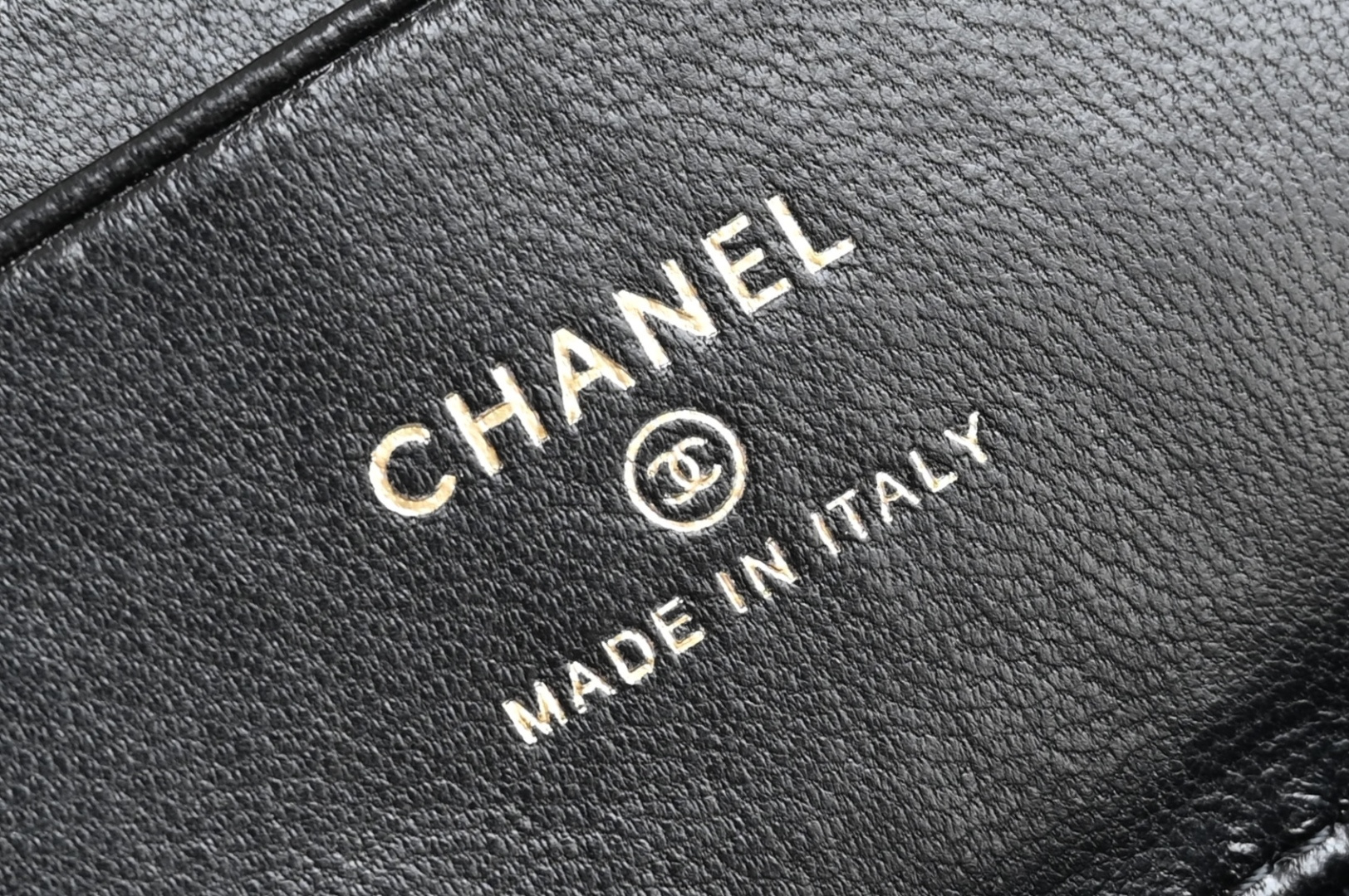 白金版▪️正品级 包装如图全新到货🆕𝗖𝗵𝗮𝗻𝗲𝟭 𝟮𝟱𝐏𝖫𝖯盒子拉丝大LOGO手拿包 黑色♥ 专柜售价𝟤