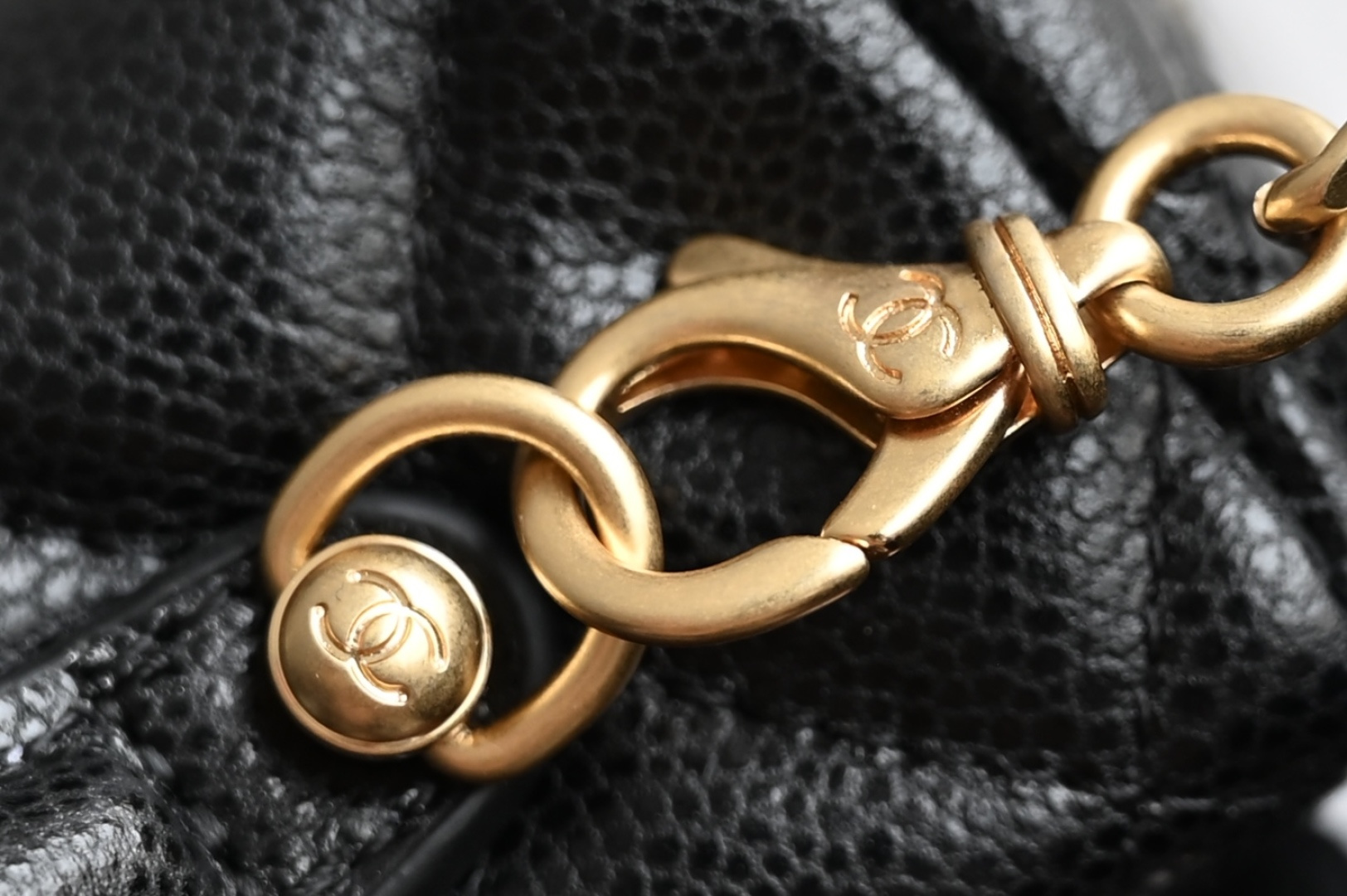 白金版▪️正品级 包装如图全新到货🆕𝗖𝗵𝗮𝗻𝗲𝟭 𝟮𝟱𝐏𝖫𝖯盒子拉丝大LOGO手拿包 黑色♥ 专柜售价𝟤