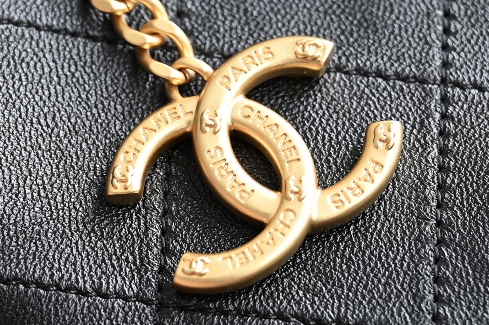 白金版▪️正品级 包装如图全新到货🆕𝐂𝐡𝐚𝐧𝐞𝟏 𝟐𝟓𝐏 金币嬉皮包专柜售价𝟧𝟧𝟪𝟢𝟢𝗋𝗆𝖻购入开发〰️