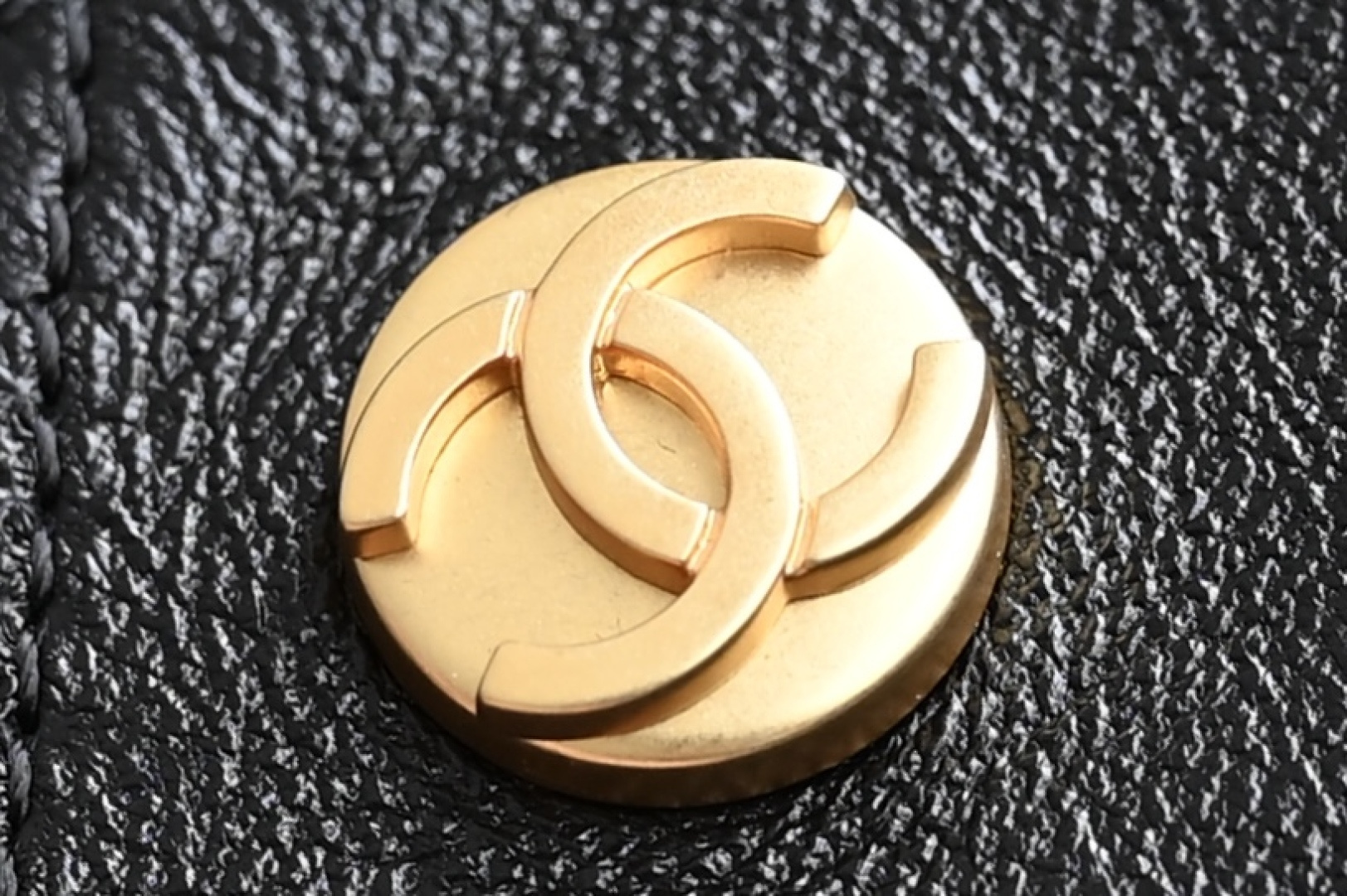 白金版▪️正品级 包装如图全新到货🆕𝐂𝐡𝐚𝐧𝐞𝟏 𝟐𝟓𝐏 金币嬉皮包专柜售价𝟧𝟧𝟪𝟢𝟢𝗋𝗆𝖻购入开发〰️