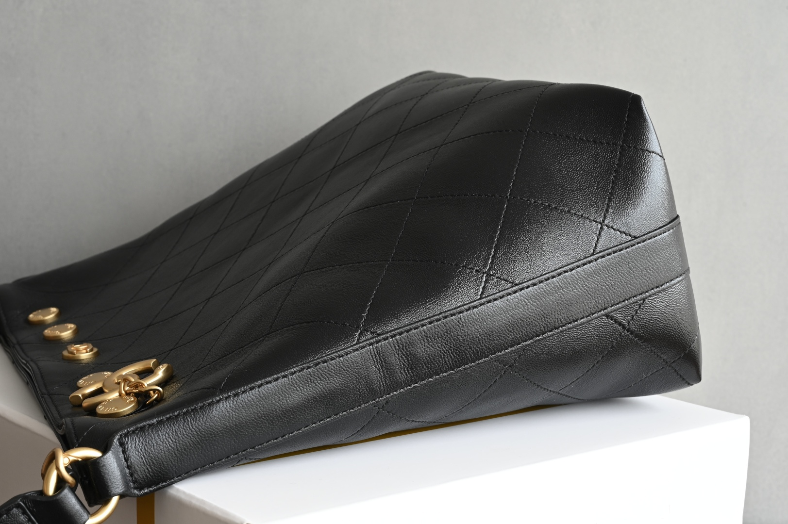 白金版▪️正品级 包装如图全新到货🆕𝐂𝐡𝐚𝐧𝐞𝟏 𝟐𝟓𝐏 金币嬉皮包专柜售价𝟧𝟧𝟪𝟢𝟢𝗋𝗆𝖻购入开发〰️