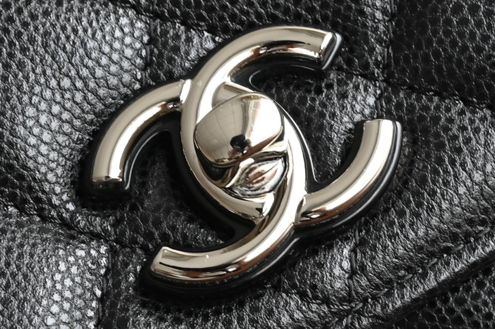 白金版▪️正品级 包装如图新品到货🆕𝗖𝗵𝗮𝗻𝗲𝟭 𝟐𝟓𝐏𝟐𝟓𝐏手柄风琴𝘄𝗼𝗰 黑色专柜售价𝟥𝟨𝟪𝟢𝟢𝗋𝗆