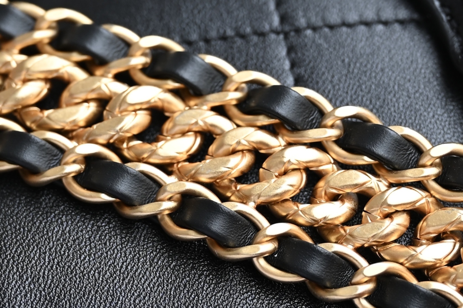 白金版▪️正品级 包装如图全新到货🆕𝐂𝐡𝐚𝐧𝐞𝟏 𝟐𝟓𝐏 大号嬉皮包专柜售价𝟧𝟧𝟢𝟢𝟢𝗋𝗆𝖻购入开发〰️