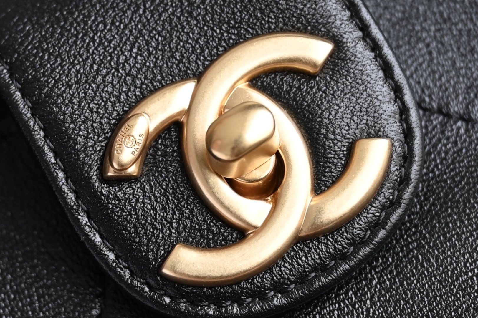 白金版▪️正品级 包装如图全新到货🆕𝐂𝐡𝐚𝐧𝐞𝟏 𝟐𝟓𝐏 大号嬉皮包专柜售价𝟧𝟧𝟢𝟢𝟢𝗋𝗆𝖻购入开发〰️