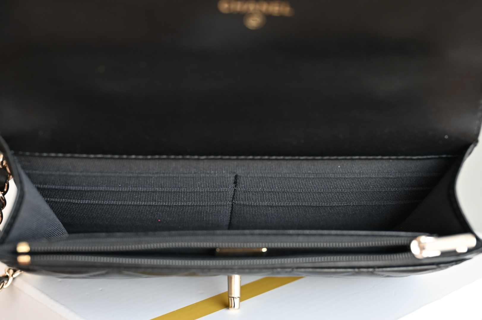 白金版▪️正品级 包装如图全新发售🆕𝐂𝐡𝐚𝐧𝐞𝟏 𝟐𝟒𝐊水钻手柄𝐰𝐨𝐜黑色🖤五金: 厚镀𝟣𝟪𝗄浅金扣皮料