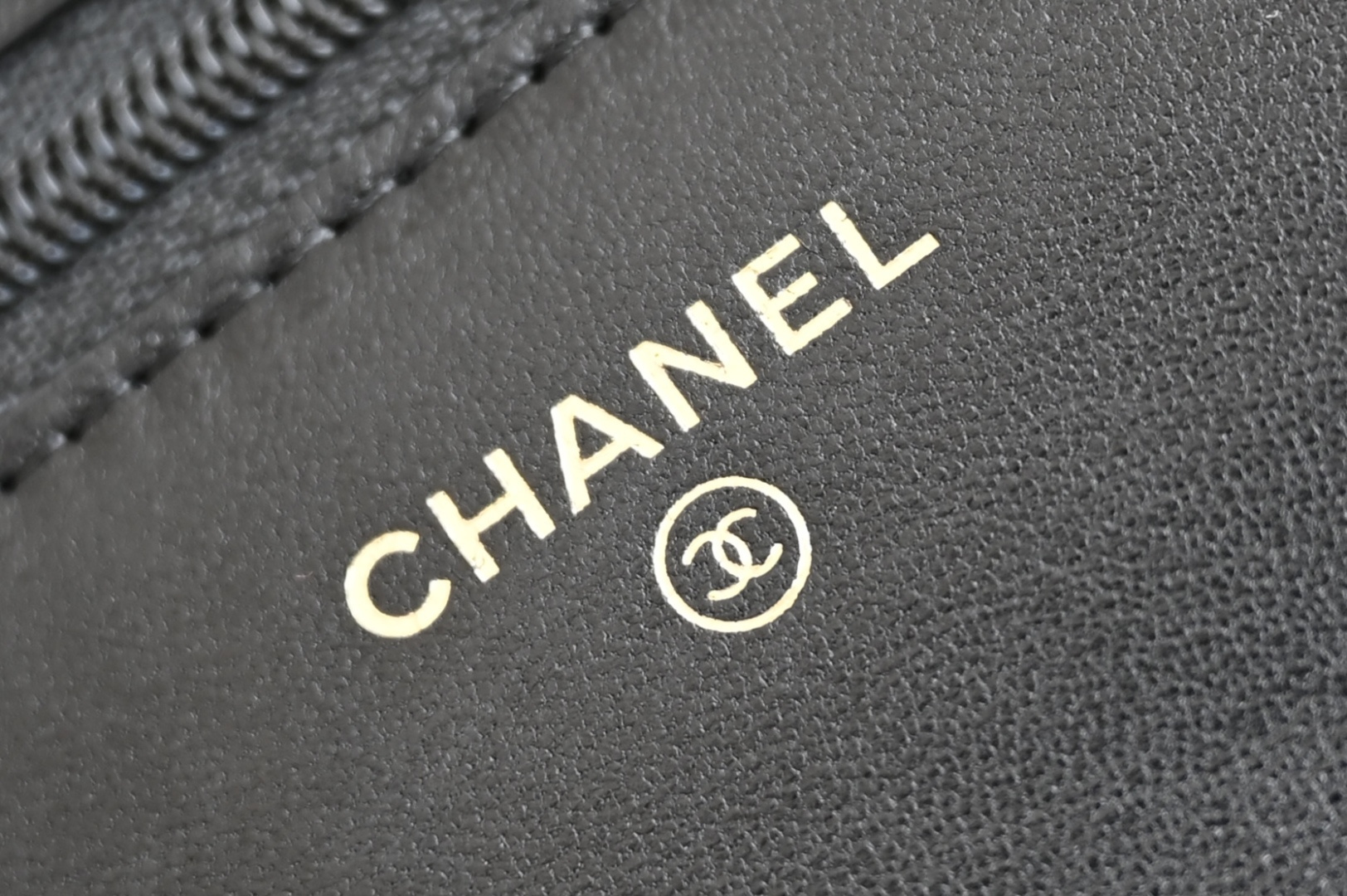 白金版▪️正品级 包装如图全新发售🆕𝐂𝐡𝐚𝐧𝐞𝟏 𝟐𝟒𝐊水钻手柄𝐰𝐨𝐜黑色🖤五金: 厚镀𝟣𝟪𝗄浅金扣皮料